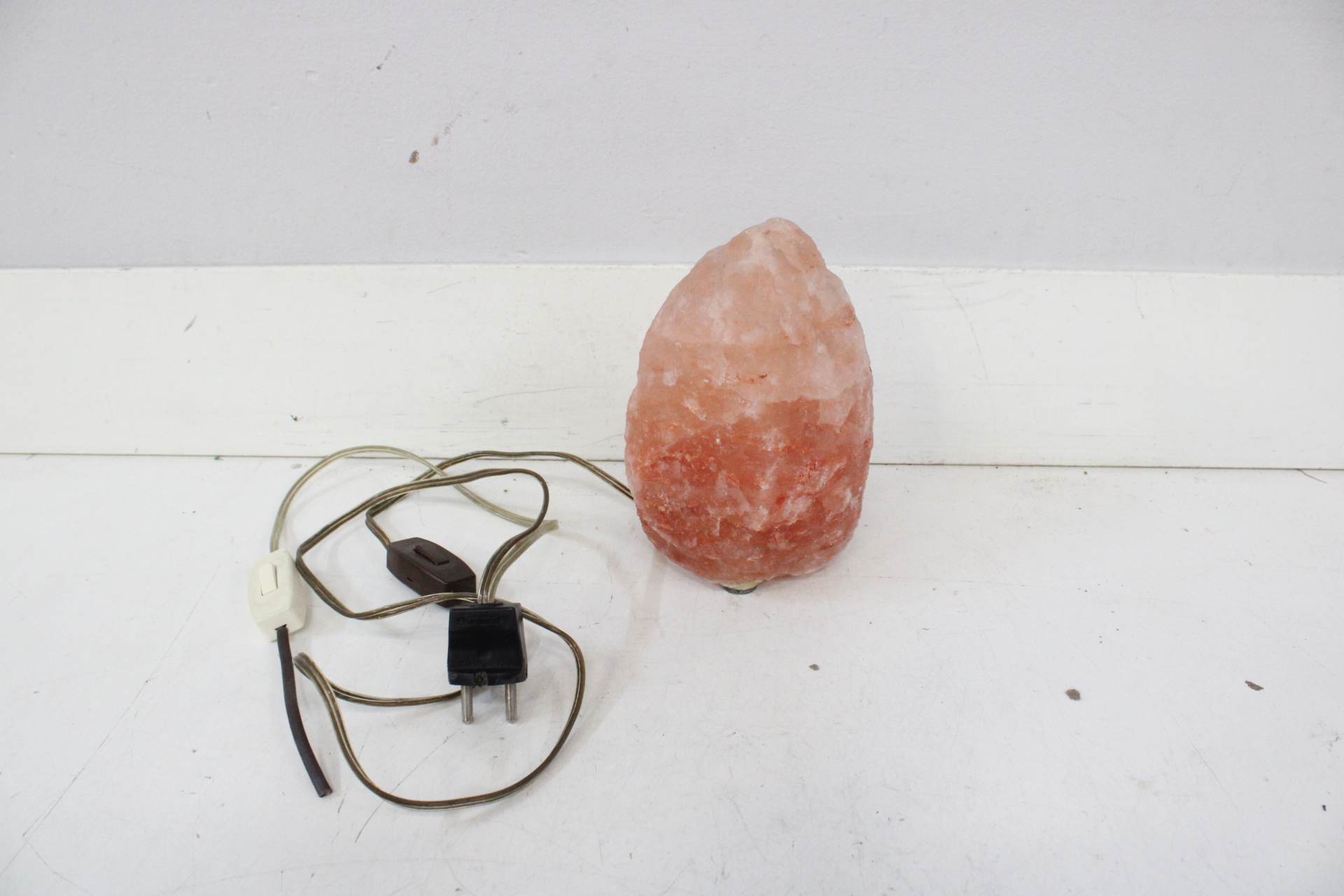 Zoutlamp met snoer en schakelaar – foto 2 – kavel bij GSD Auctions, Zoeterwoude