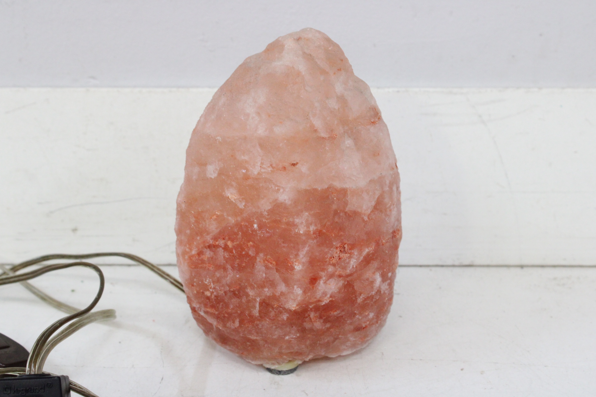 Zoutlamp met snoer en schakelaar – foto 3 – kavel bij GSD Auctions, Zoeterwoude