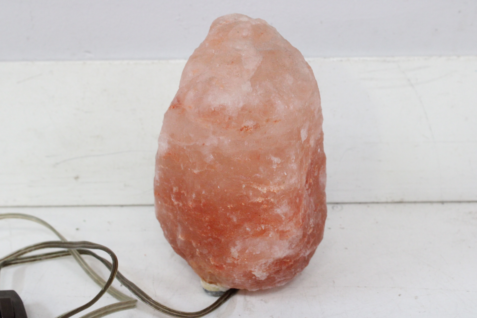 Zoutlamp met snoer en schakelaar – foto 4 – kavel bij GSD Auctions, Zoeterwoude