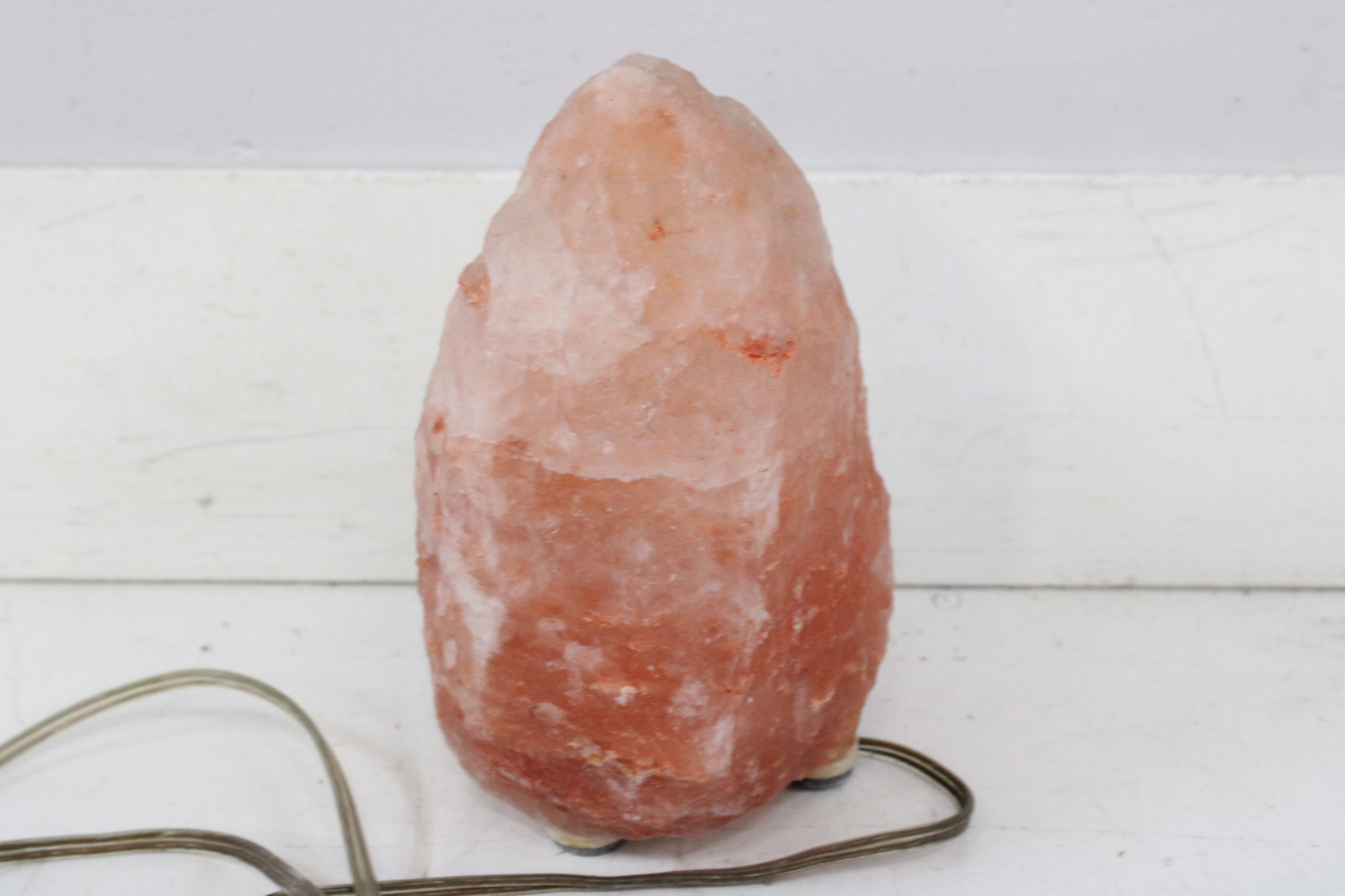 Zoutlamp met snoer en schakelaar – foto 5 – kavel bij GSD Auctions, Zoeterwoude