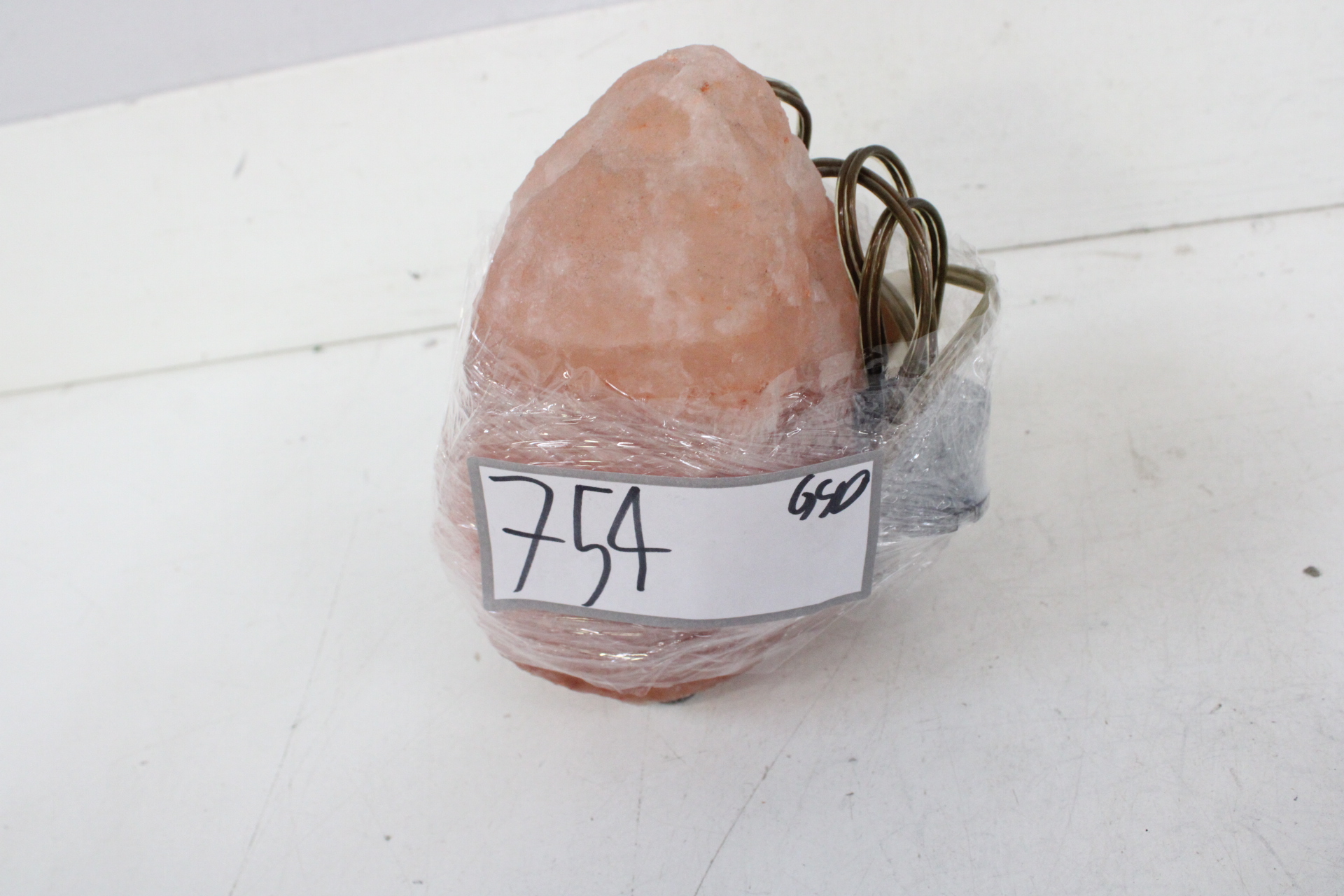 Zoutlamp met snoer en schakelaar – foto 10 – kavel bij GSD Auctions, Zoeterwoude