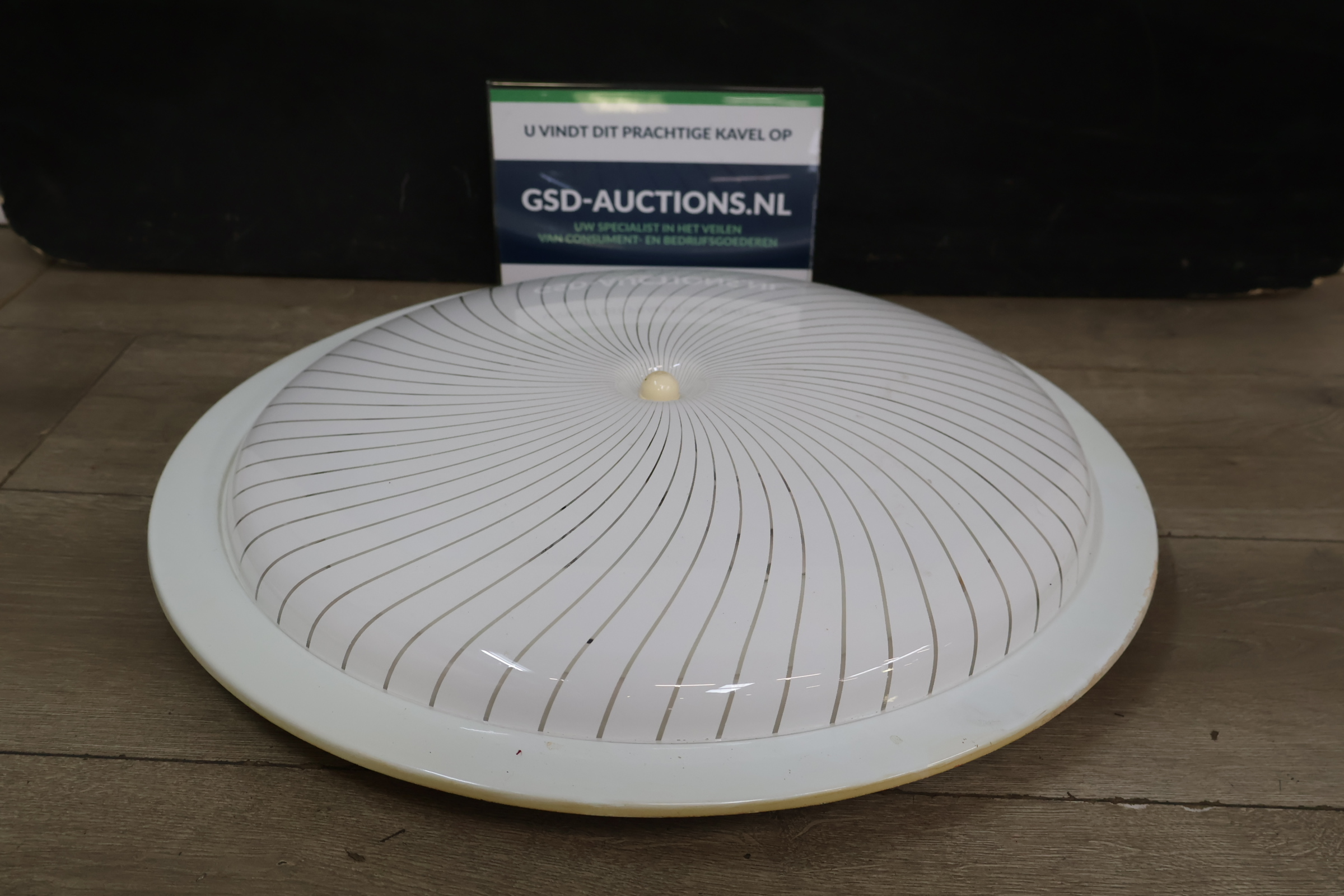 Witte plafondlamp met decoratieve lijnen – foto 2 – kavel bij GSD Auctions, Zoeterwoude