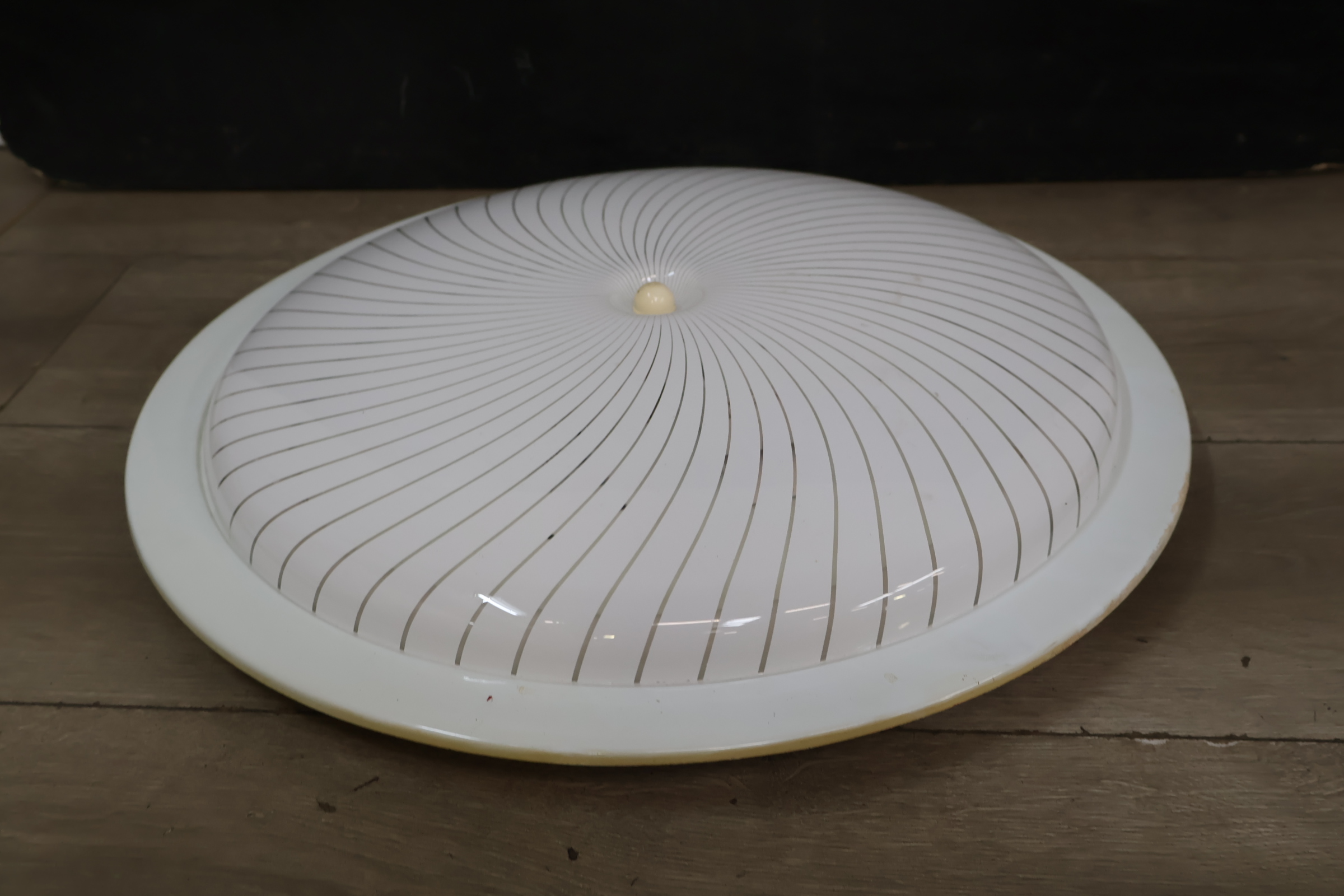 Witte plafondlamp met decoratieve lijnen – foto 3 – kavel bij GSD Auctions, Zoeterwoude