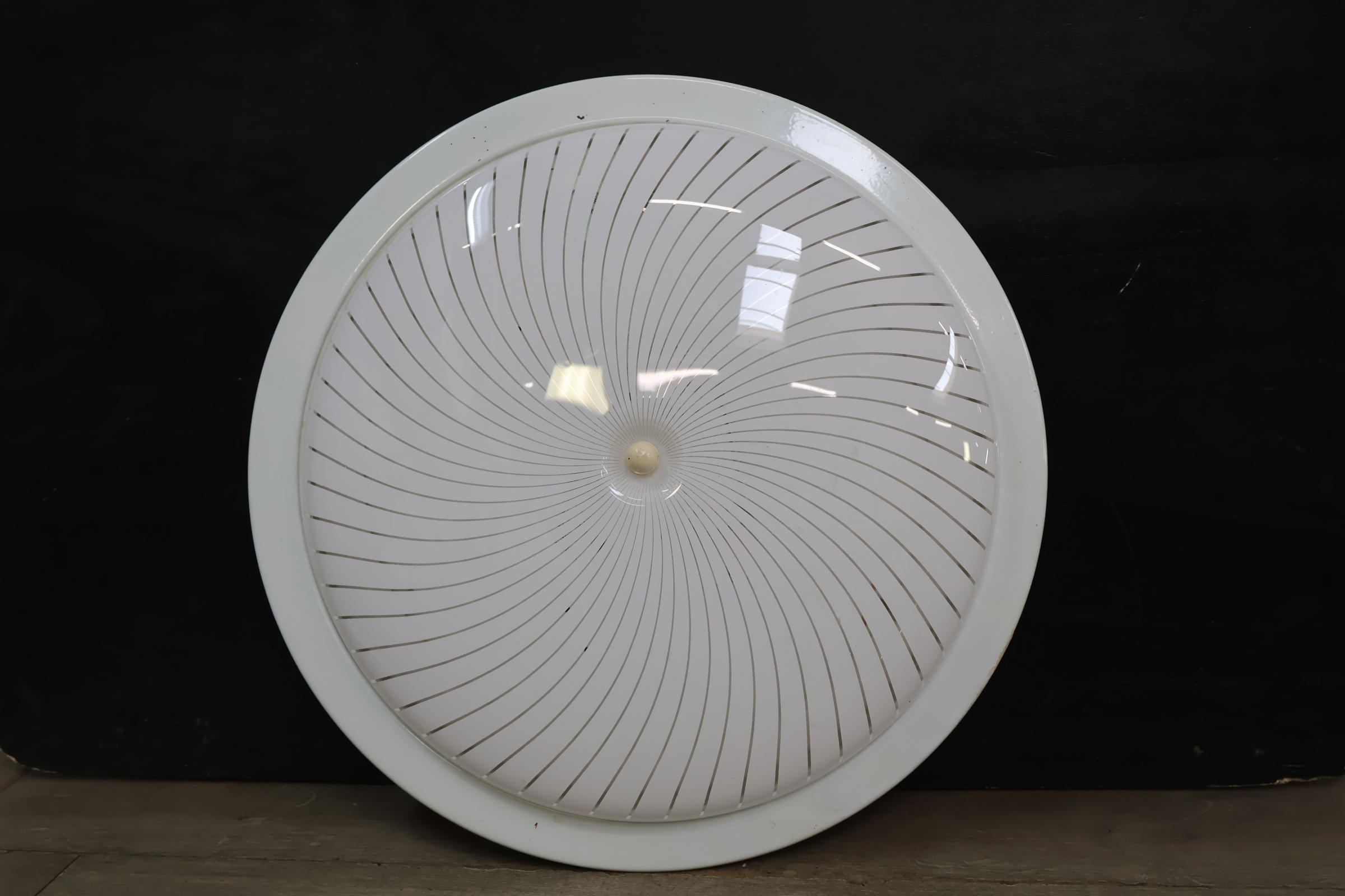 Witte plafondlamp met decoratieve lijnen – foto 4 – kavel bij GSD Auctions, Zoeterwoude
