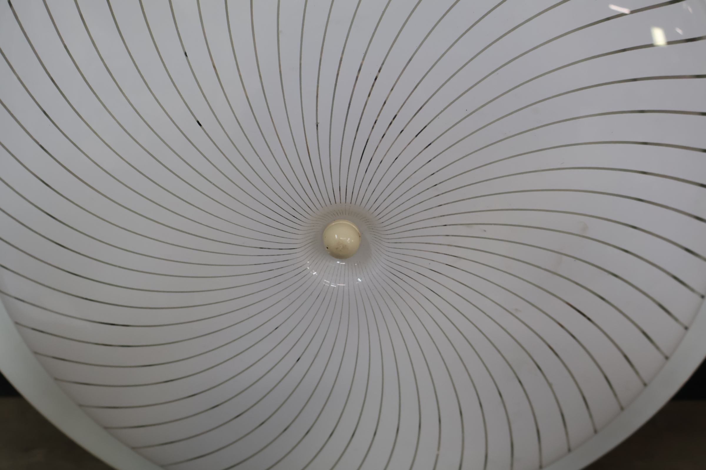 Witte plafondlamp met decoratieve lijnen – foto 5 – kavel bij GSD Auctions, Zoeterwoude