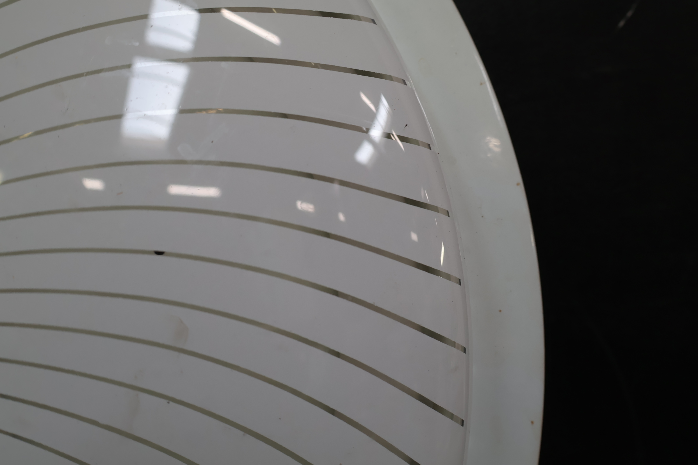 Witte plafondlamp met decoratieve lijnen – foto 6 – kavel bij GSD Auctions, Zoeterwoude