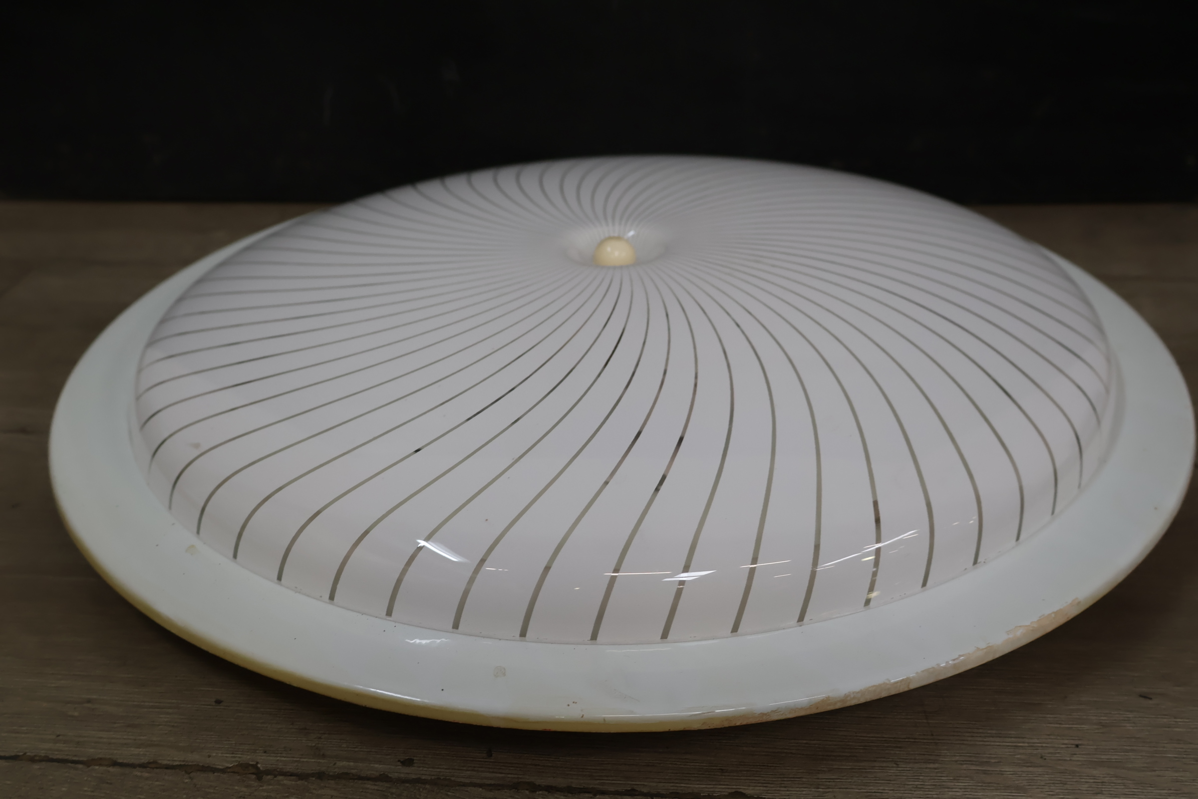 Witte plafondlamp met decoratieve lijnen – foto 7 – kavel bij GSD Auctions, Zoeterwoude