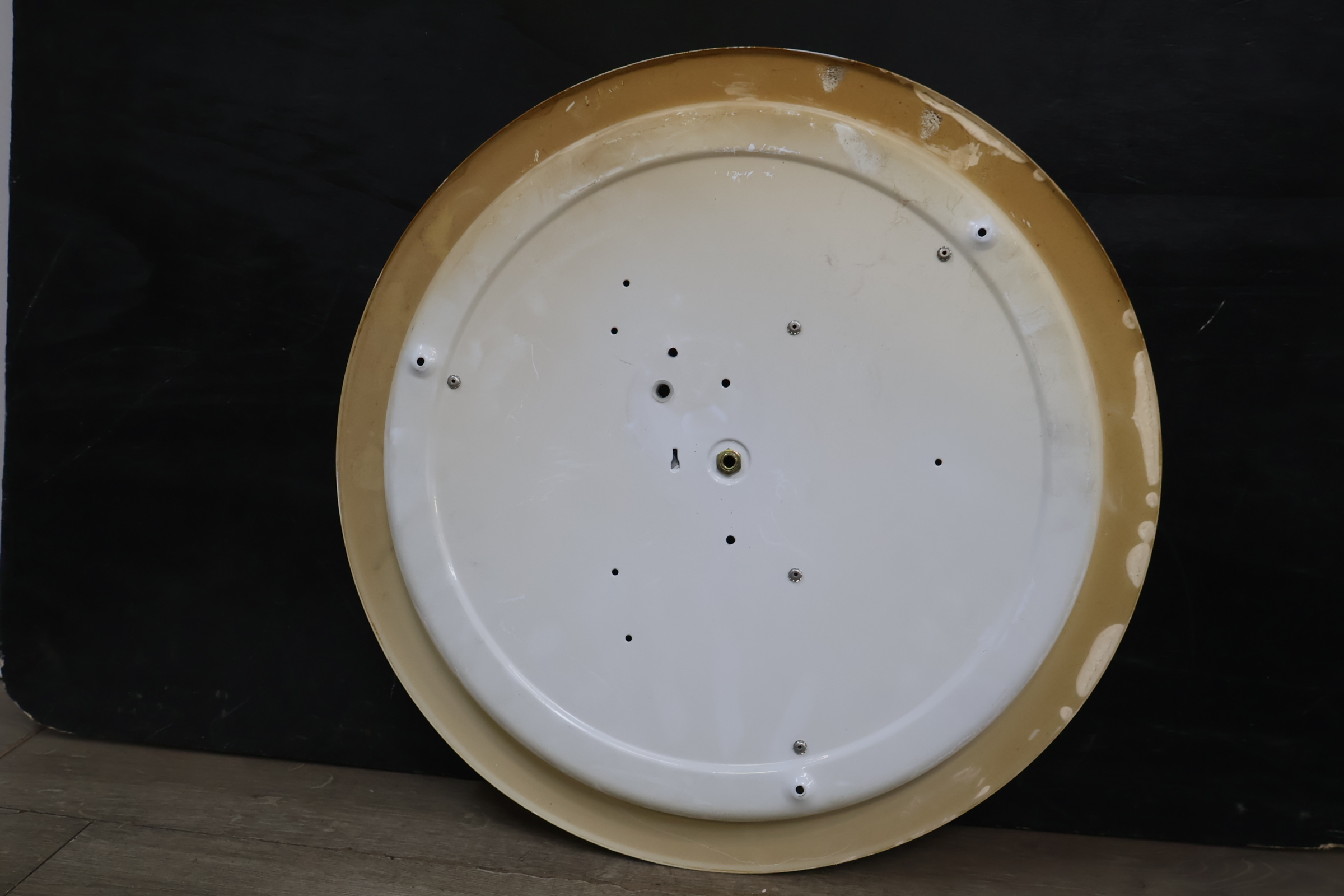 Witte plafondlamp met decoratieve lijnen – foto 8 – kavel bij GSD Auctions, Zoeterwoude
