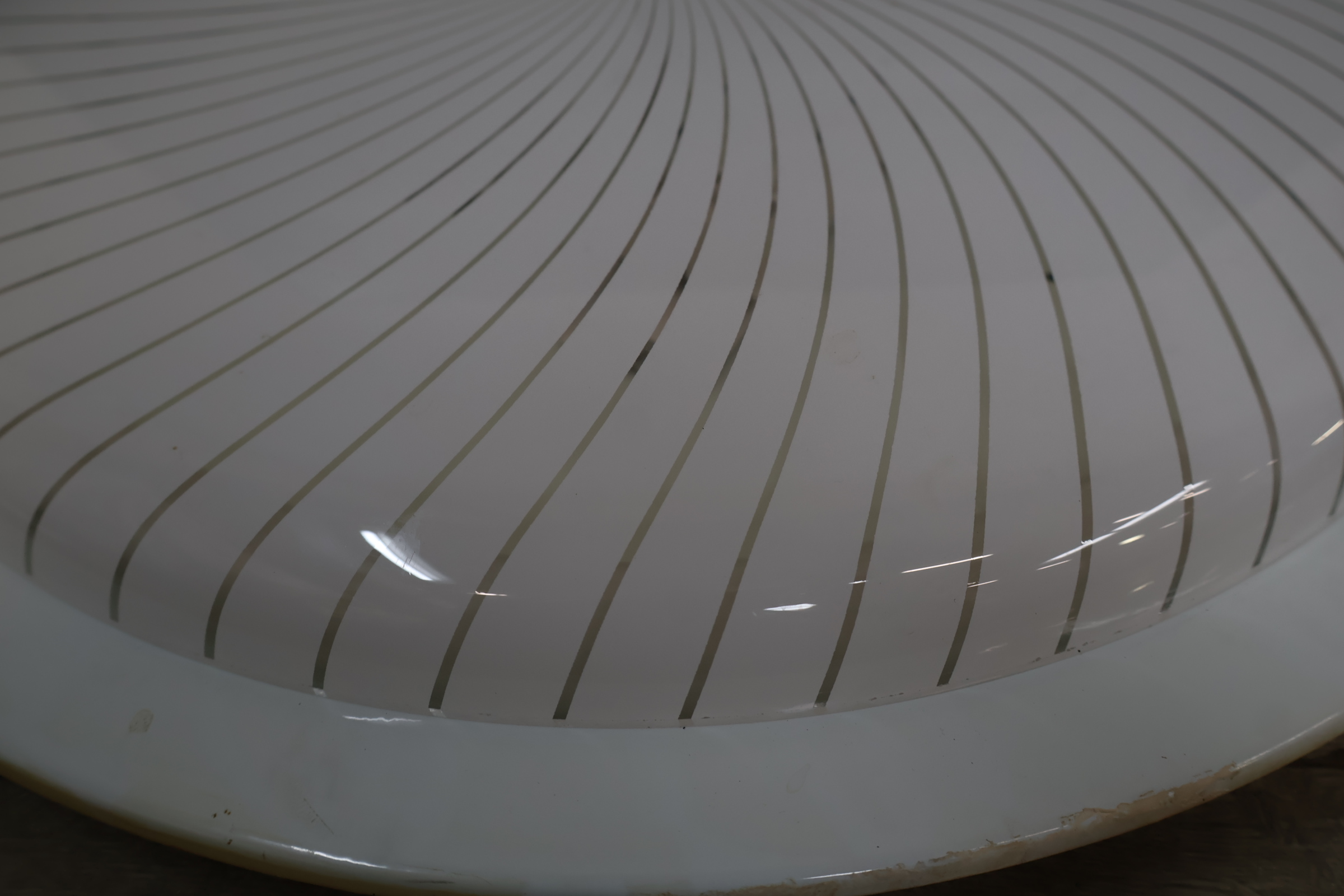 Witte plafondlamp met decoratieve lijnen – foto 9 – kavel bij GSD Auctions, Zoeterwoude