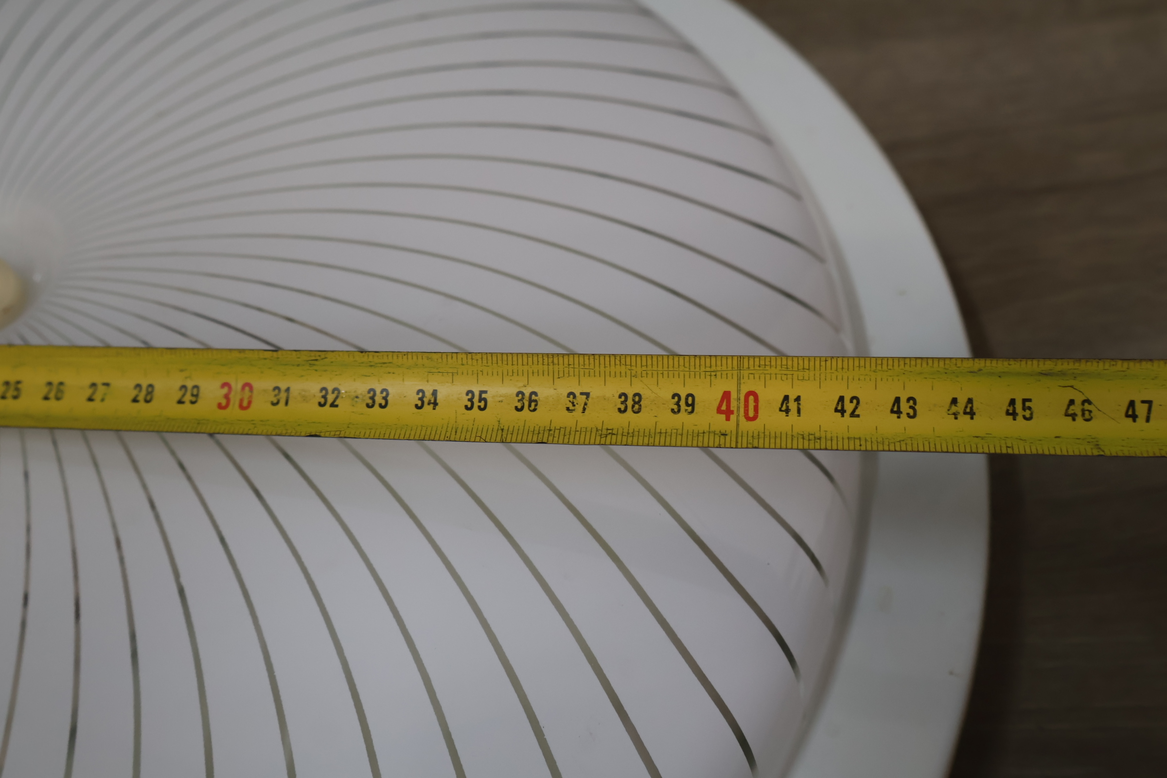 Witte plafondlamp met decoratieve lijnen – foto 10 – kavel bij GSD Auctions, Zoeterwoude