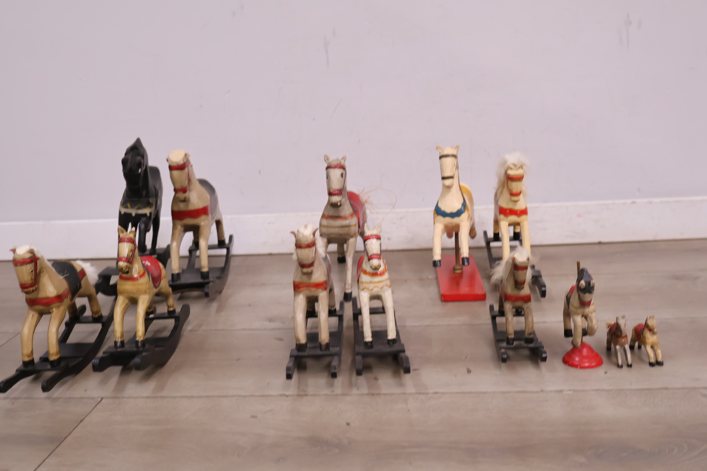 Vintage houten hobbelpaardjes en paardjes – foto 3 – kavel bij GSD Auctions, Zoeterwoude