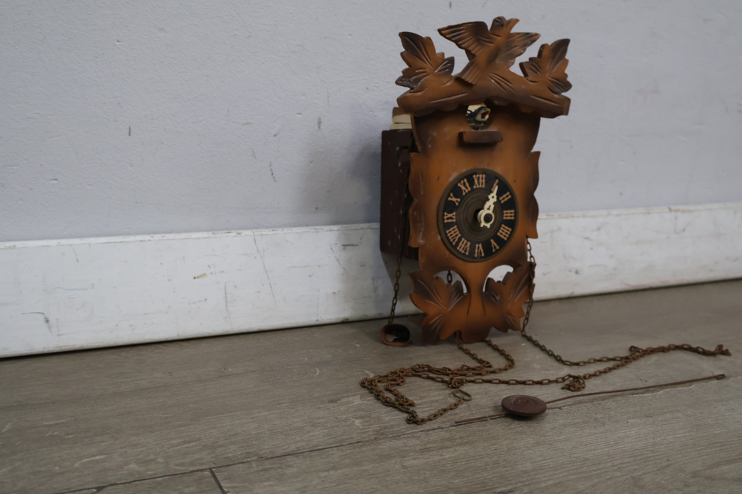 Houten koekoeksklok met vogels en bladeren – foto 5 – kavel bij GSD Auctions, Zoeterwoude