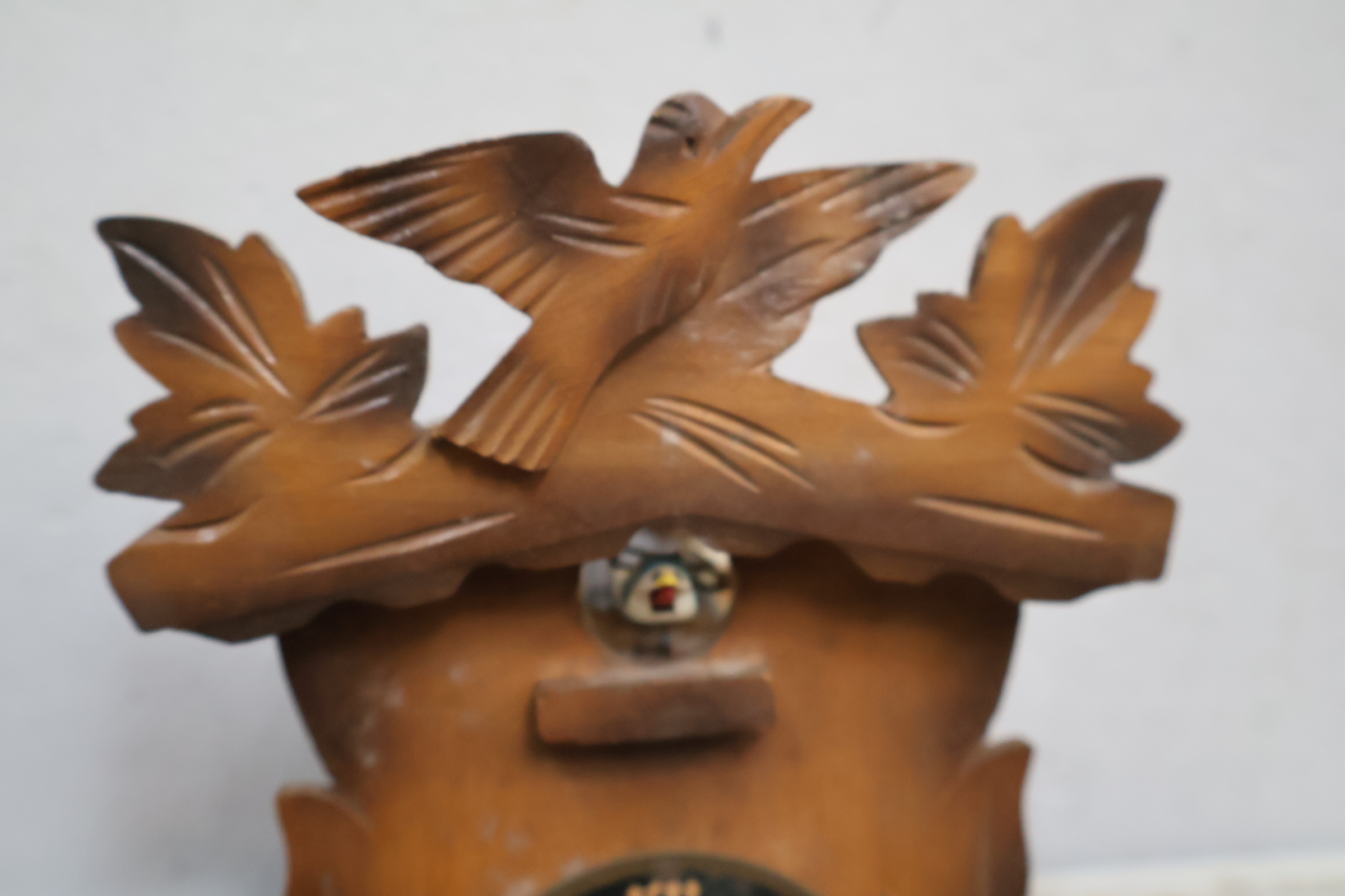 Houten koekoeksklok met vogels en bladeren – foto 8 – kavel bij GSD Auctions, Zoeterwoude