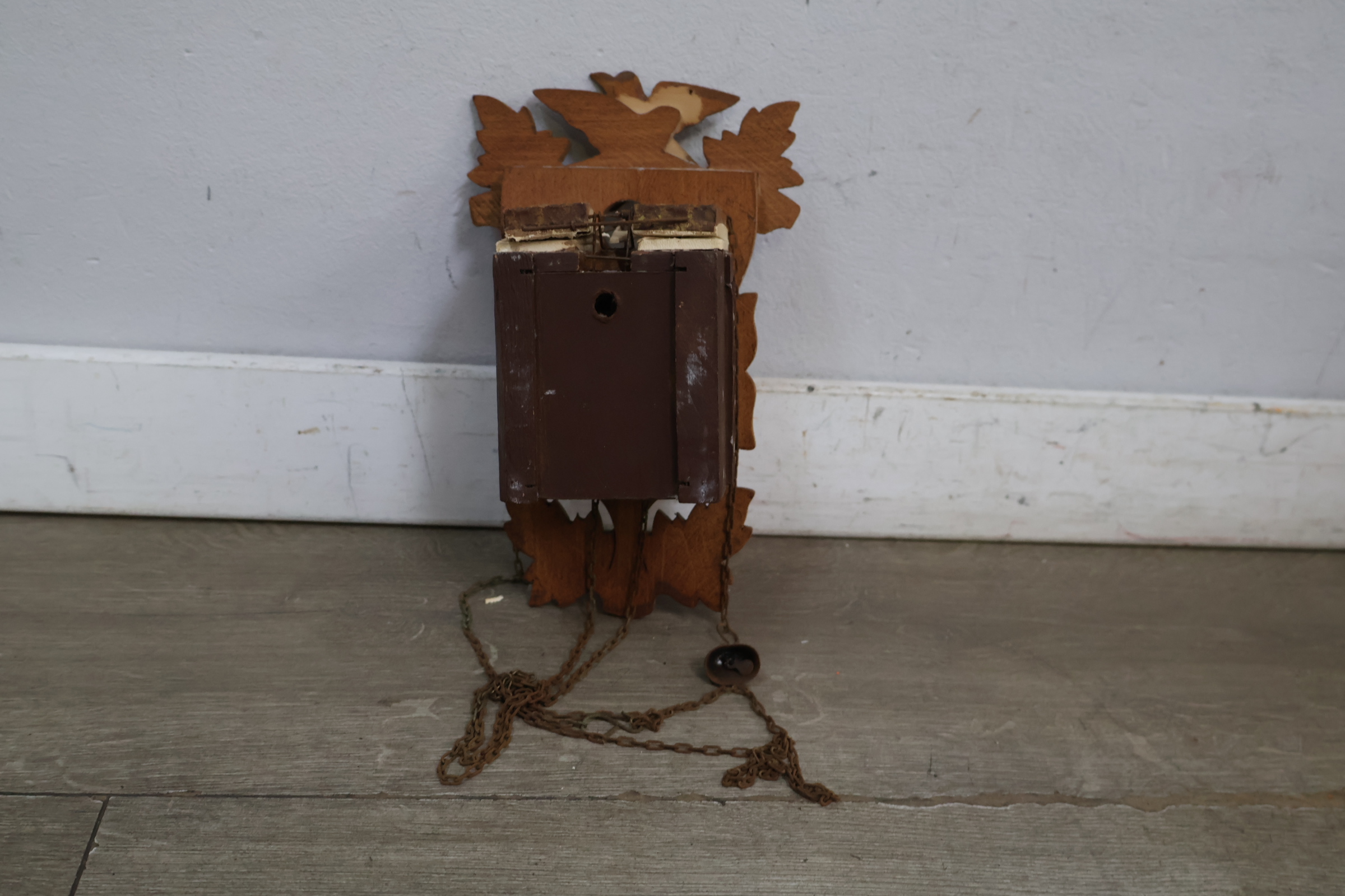 Houten koekoeksklok met vogels en bladeren – foto 10 – kavel bij GSD Auctions, Zoeterwoude
