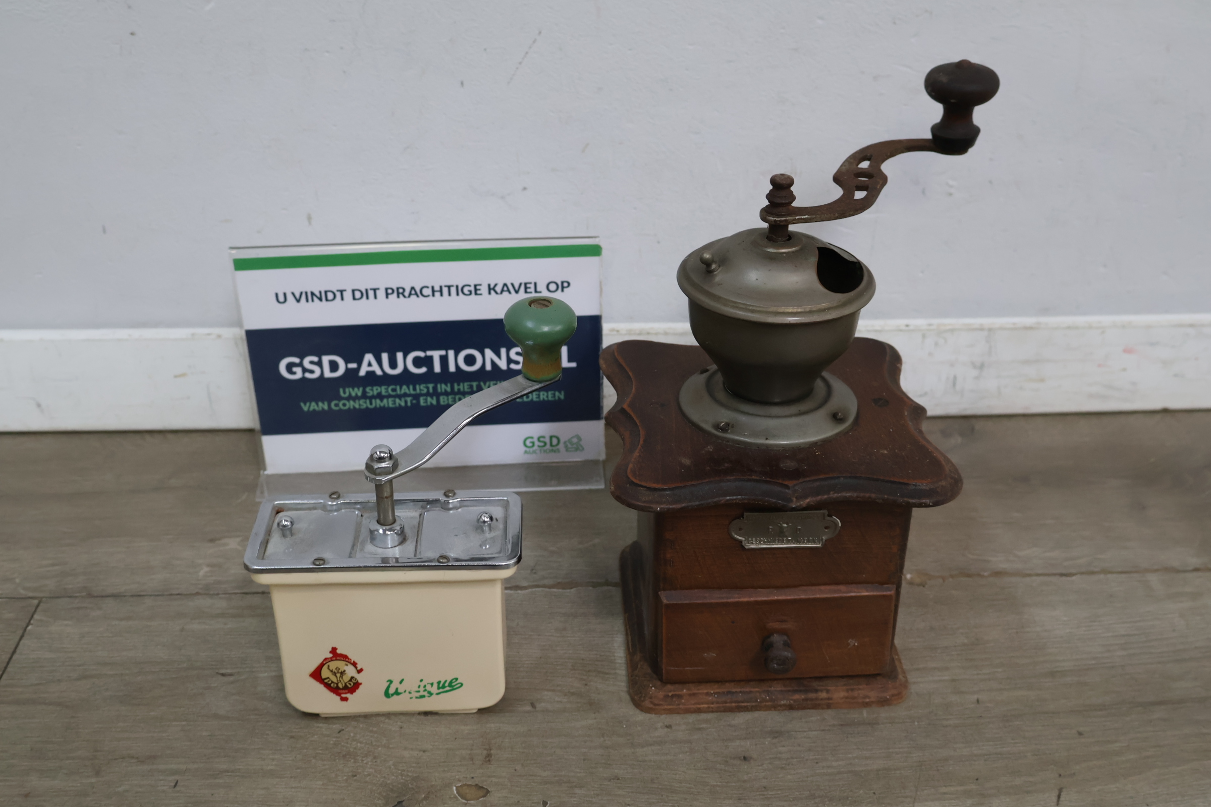 Set van twee vintage handmatige koffiemolens – foto 2 – kavel bij GSD Auctions, Zoeterwoude