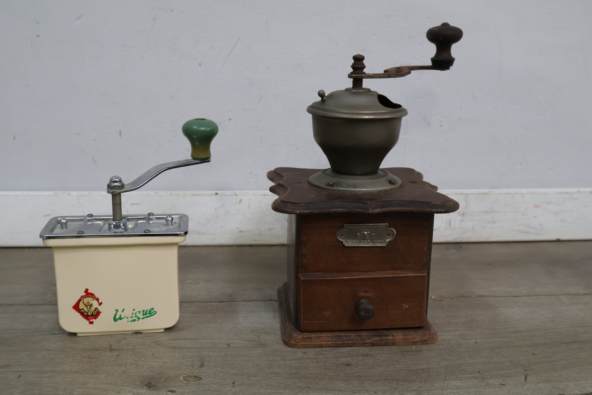 Set van twee vintage handmatige koffiemolens – foto 3 – kavel bij GSD Auctions, Zoeterwoude