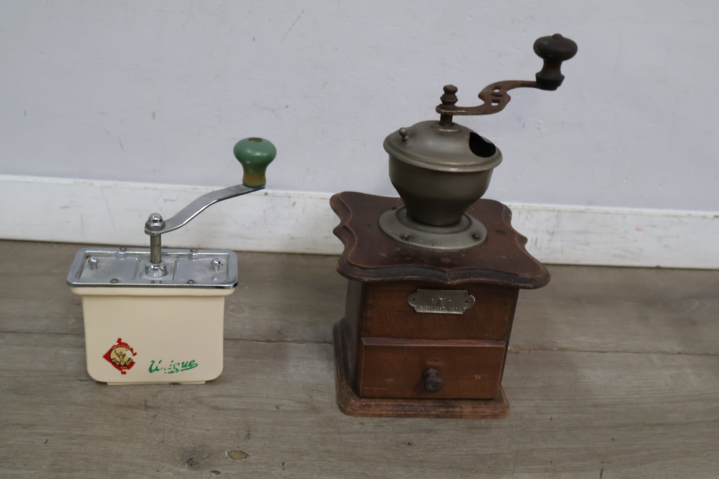 Set van twee vintage handmatige koffiemolens – foto 4 – kavel bij GSD Auctions, Zoeterwoude