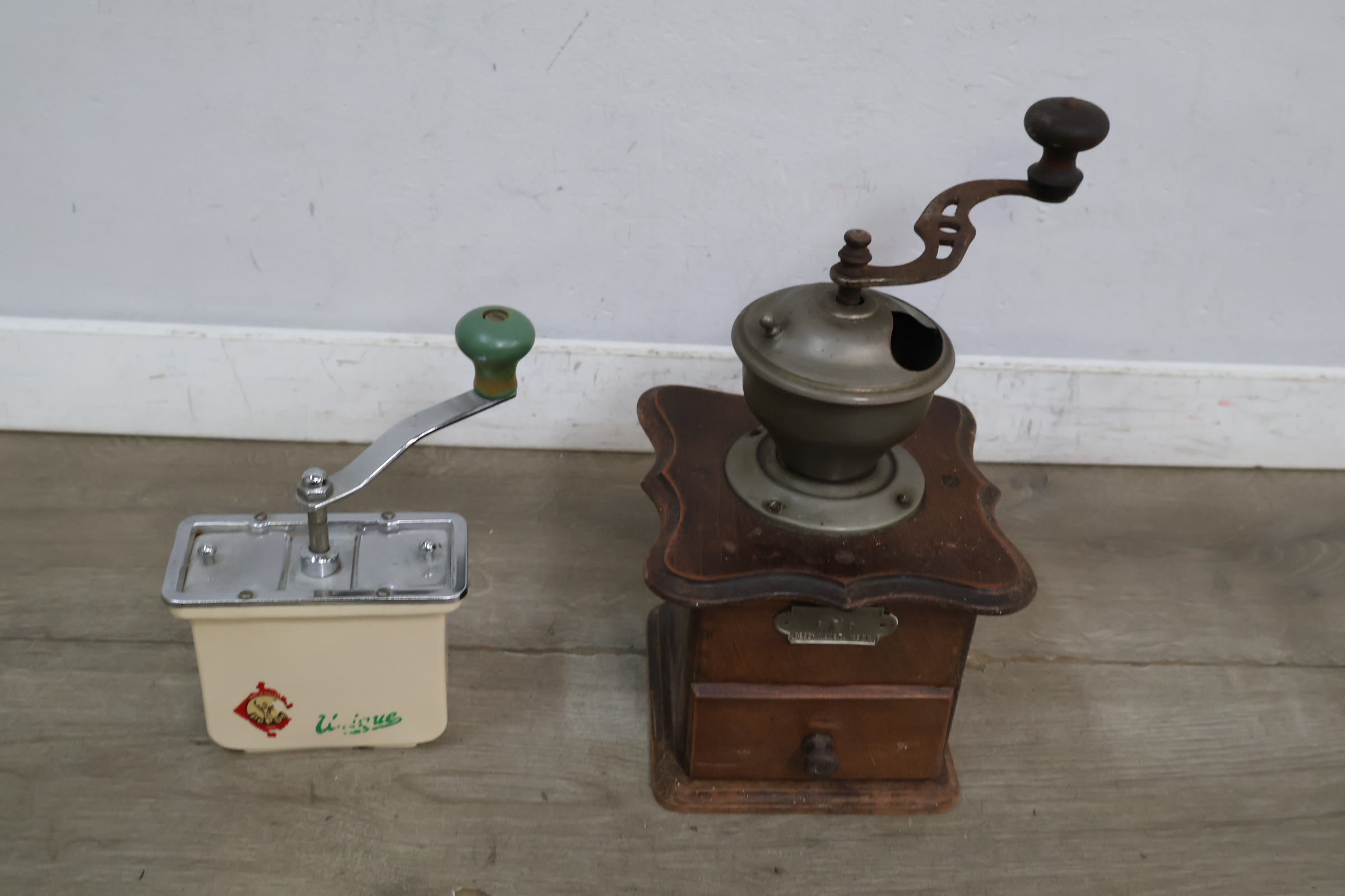 Set van twee vintage handmatige koffiemolens – foto 5 – kavel bij GSD Auctions, Zoeterwoude
