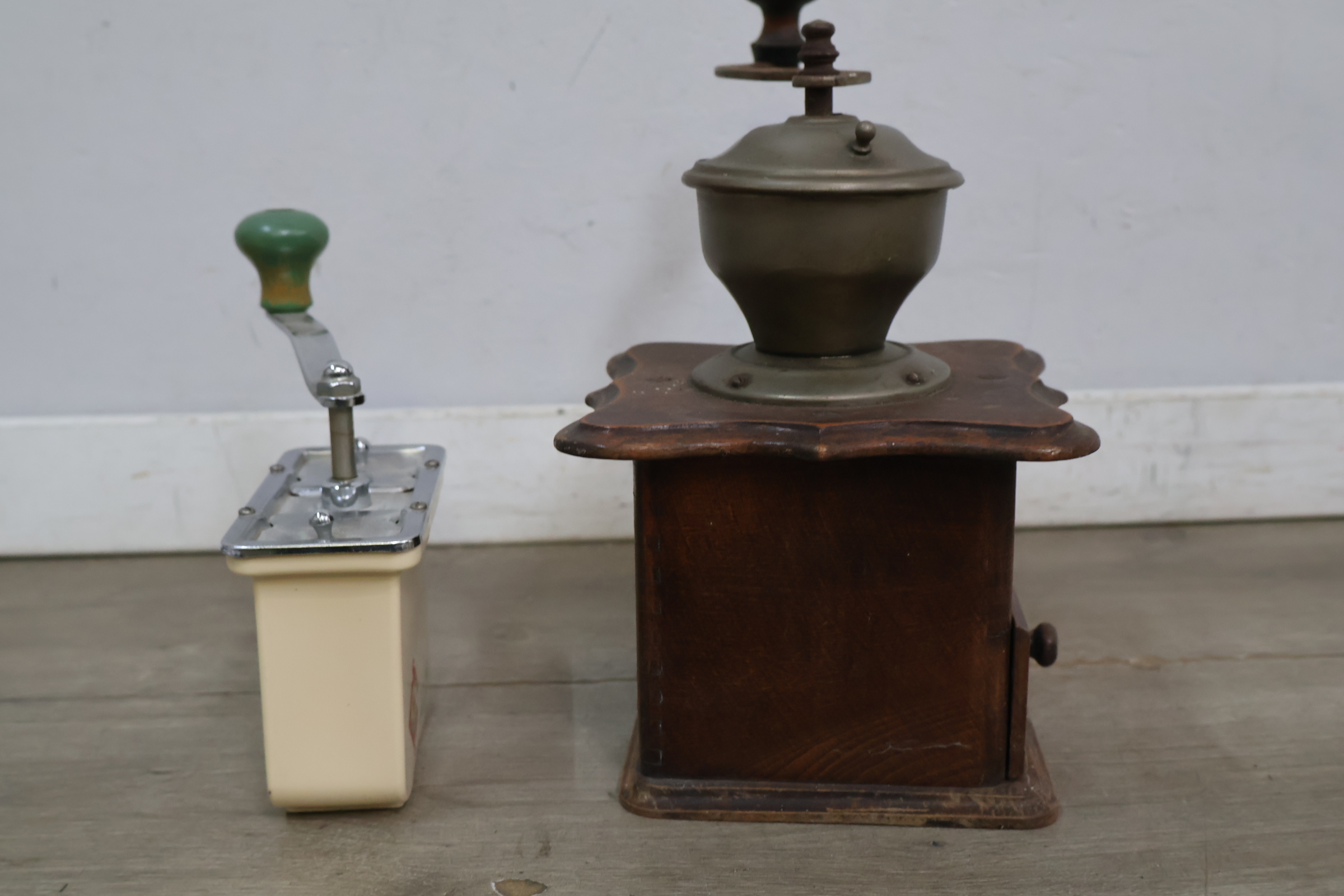 Set van twee vintage handmatige koffiemolens – foto 6 – kavel bij GSD Auctions, Zoeterwoude