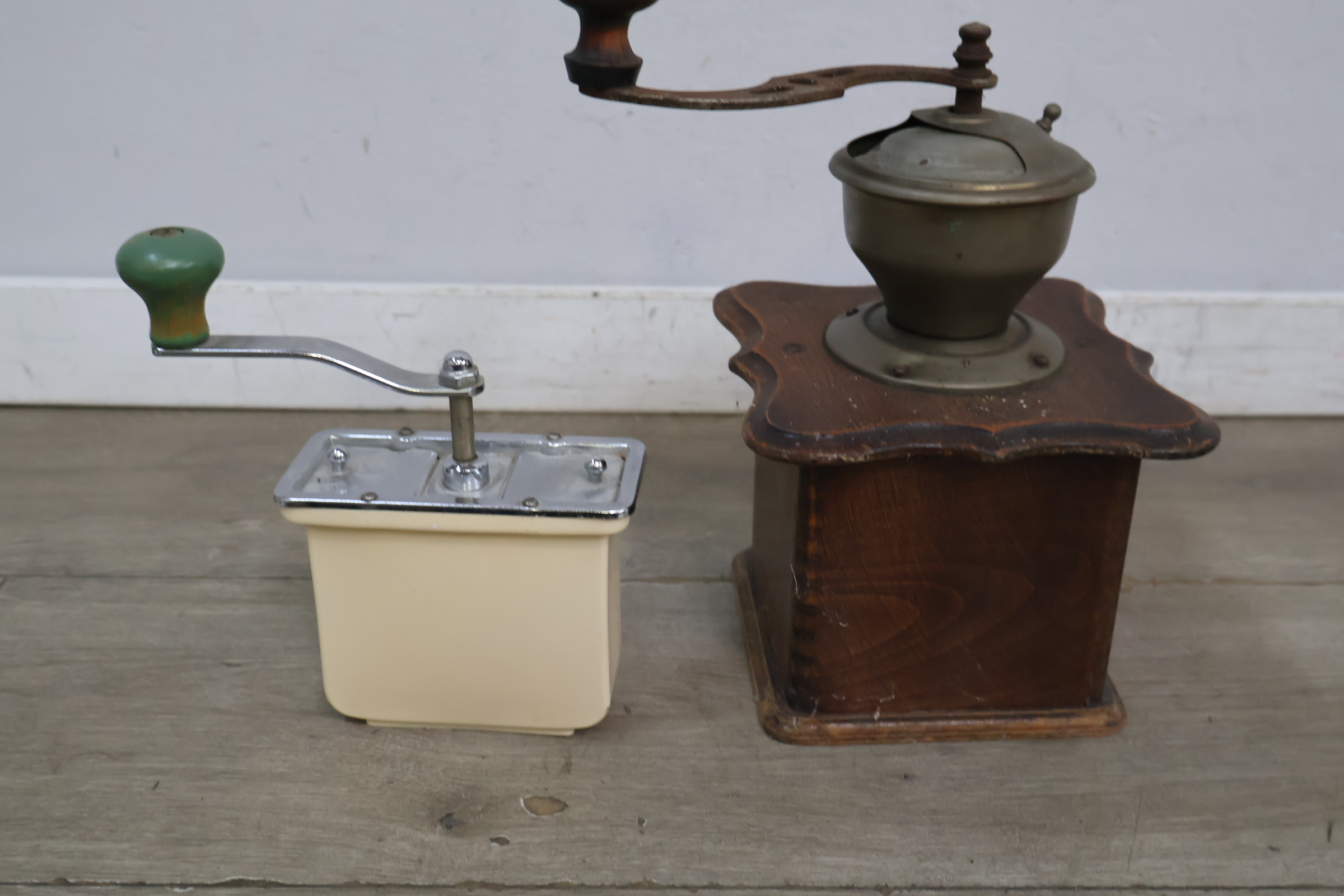 Set van twee vintage handmatige koffiemolens – foto 7 – kavel bij GSD Auctions, Zoeterwoude