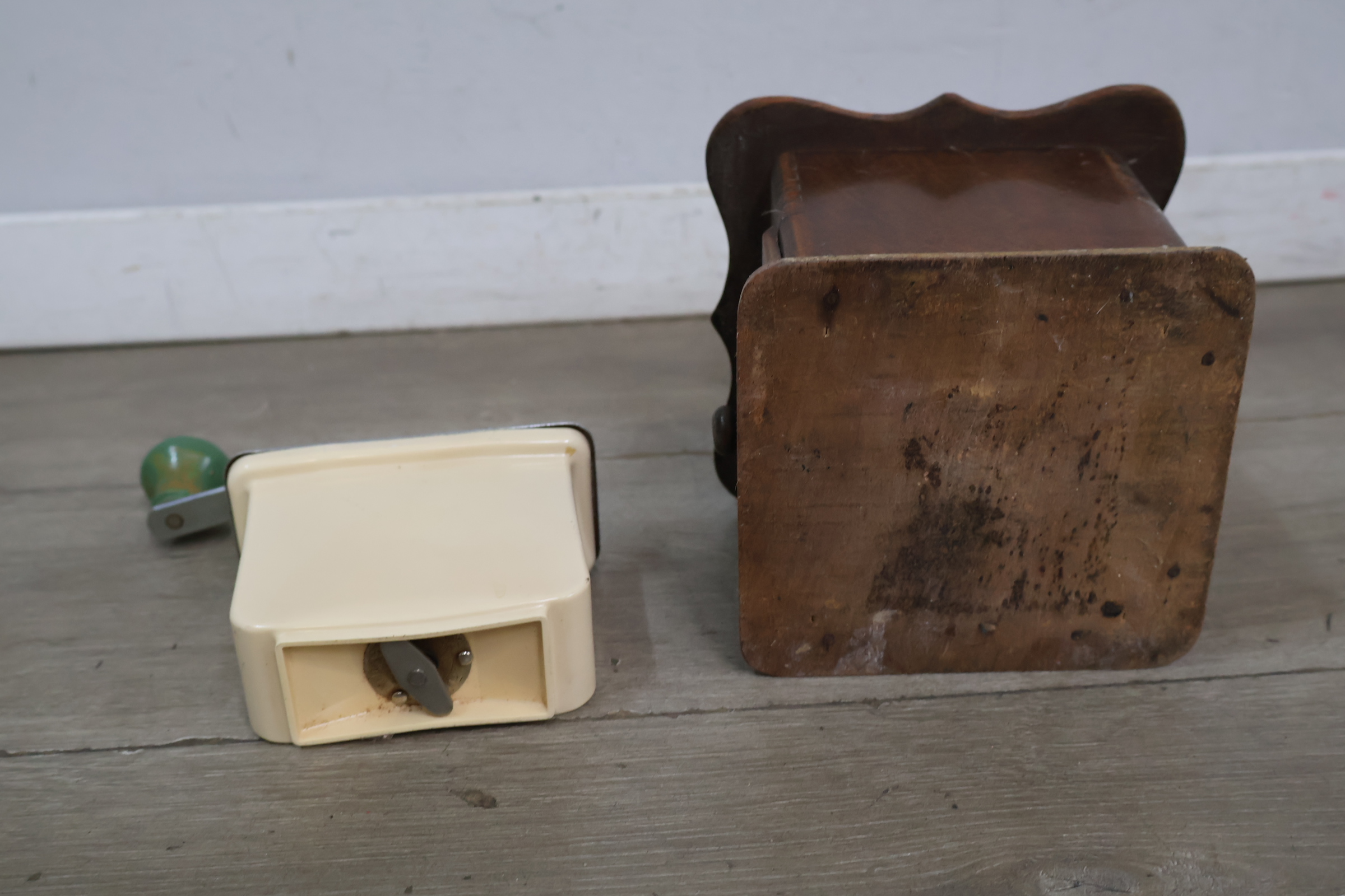 Set van twee vintage handmatige koffiemolens – foto 8 – kavel bij GSD Auctions, Zoeterwoude