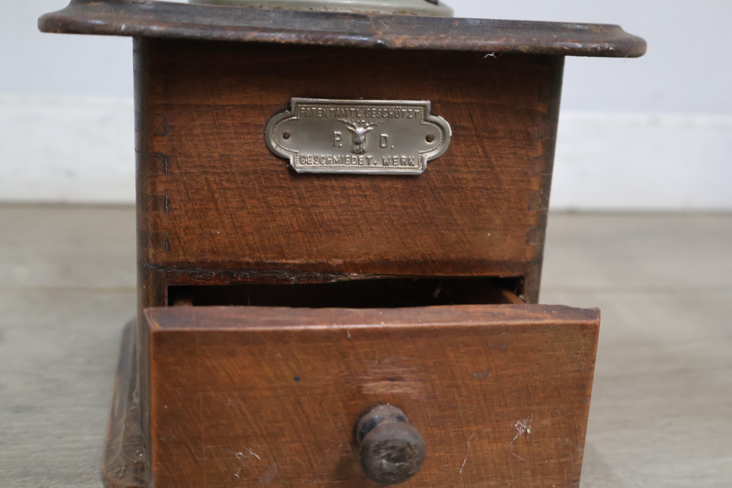 Set van twee vintage handmatige koffiemolens – foto 9 – kavel bij GSD Auctions, Zoeterwoude