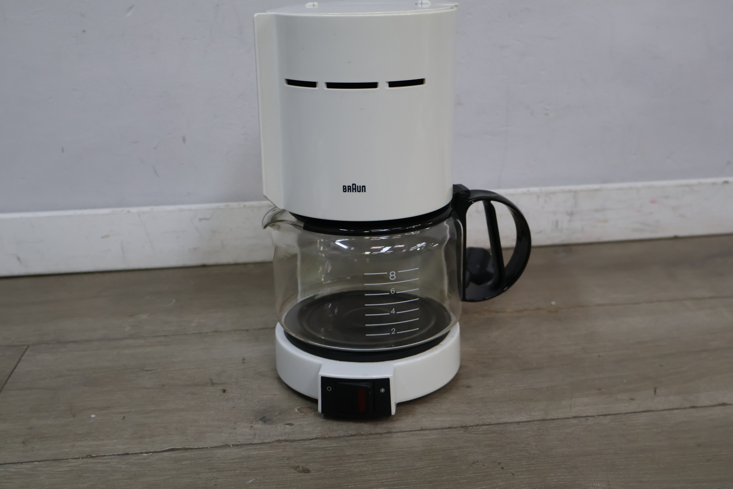 Braun koffiezetapparaat wit met glazen kan – foto 3 – kavel bij GSD Auctions, Zoeterwoude