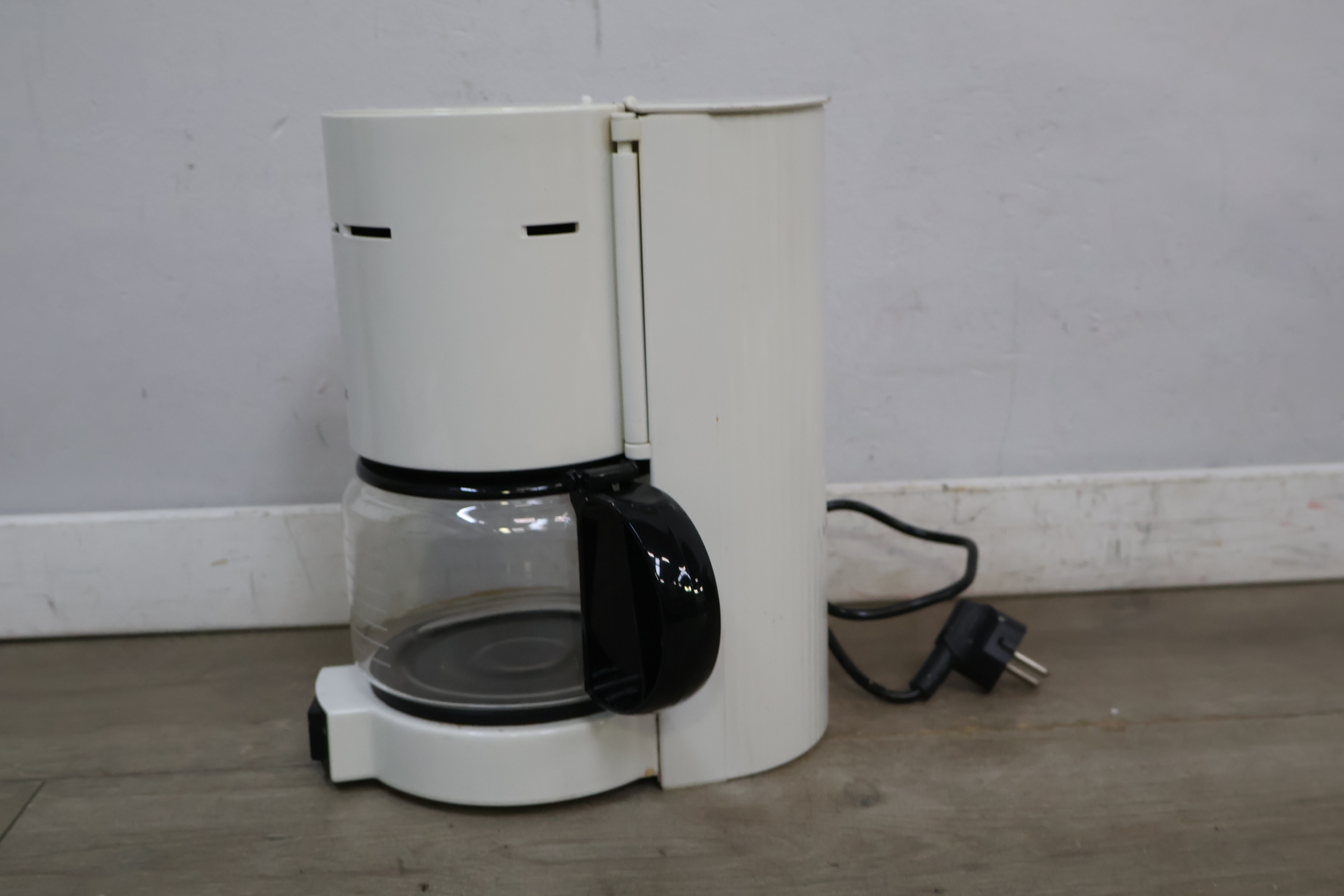 Braun koffiezetapparaat wit met glazen kan – foto 4 – kavel bij GSD Auctions, Zoeterwoude