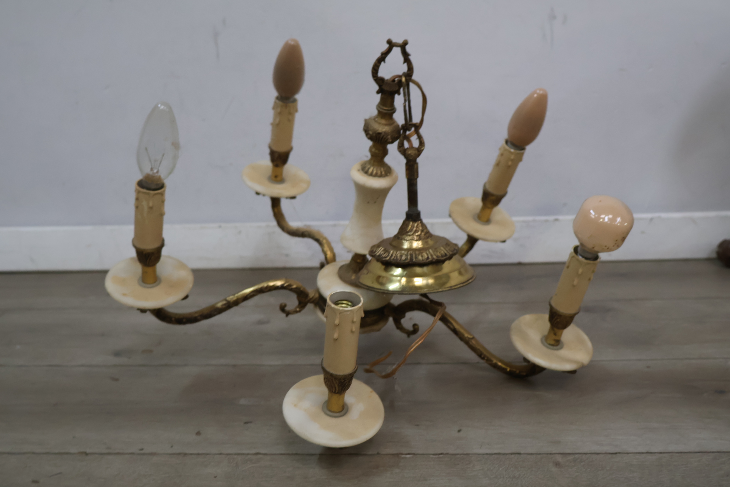 Klassieke zesarmige messing hanglamp – foto 3 – kavel bij GSD Auctions, Zoeterwoude