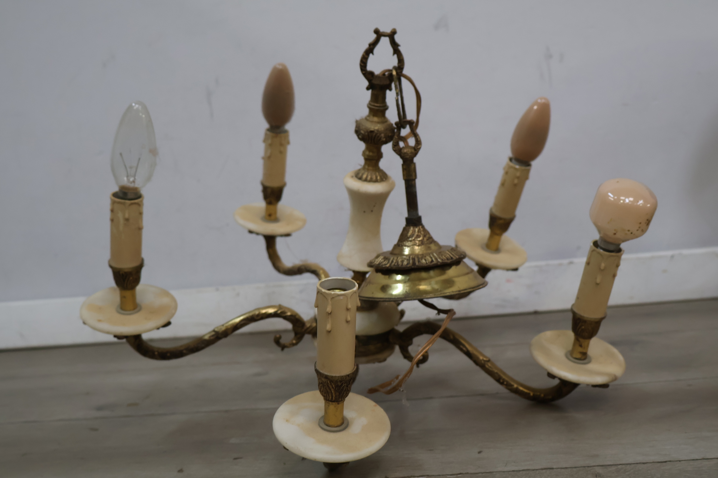 Klassieke zesarmige messing hanglamp – foto 5 – kavel bij GSD Auctions, Zoeterwoude