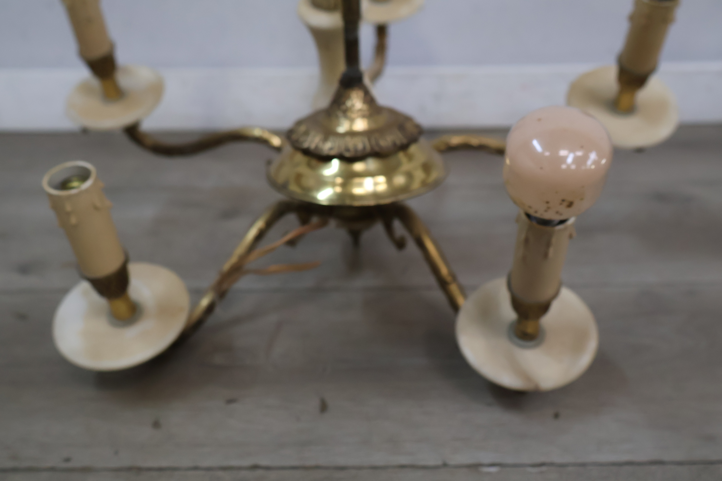 Klassieke zesarmige messing hanglamp – foto 7 – kavel bij GSD Auctions, Zoeterwoude