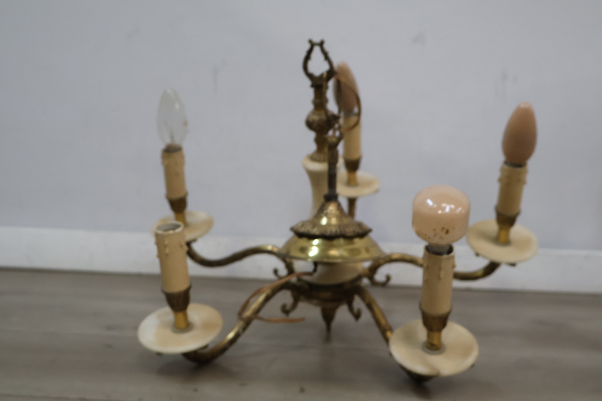 Klassieke zesarmige messing hanglamp – foto 8 – kavel bij GSD Auctions, Zoeterwoude