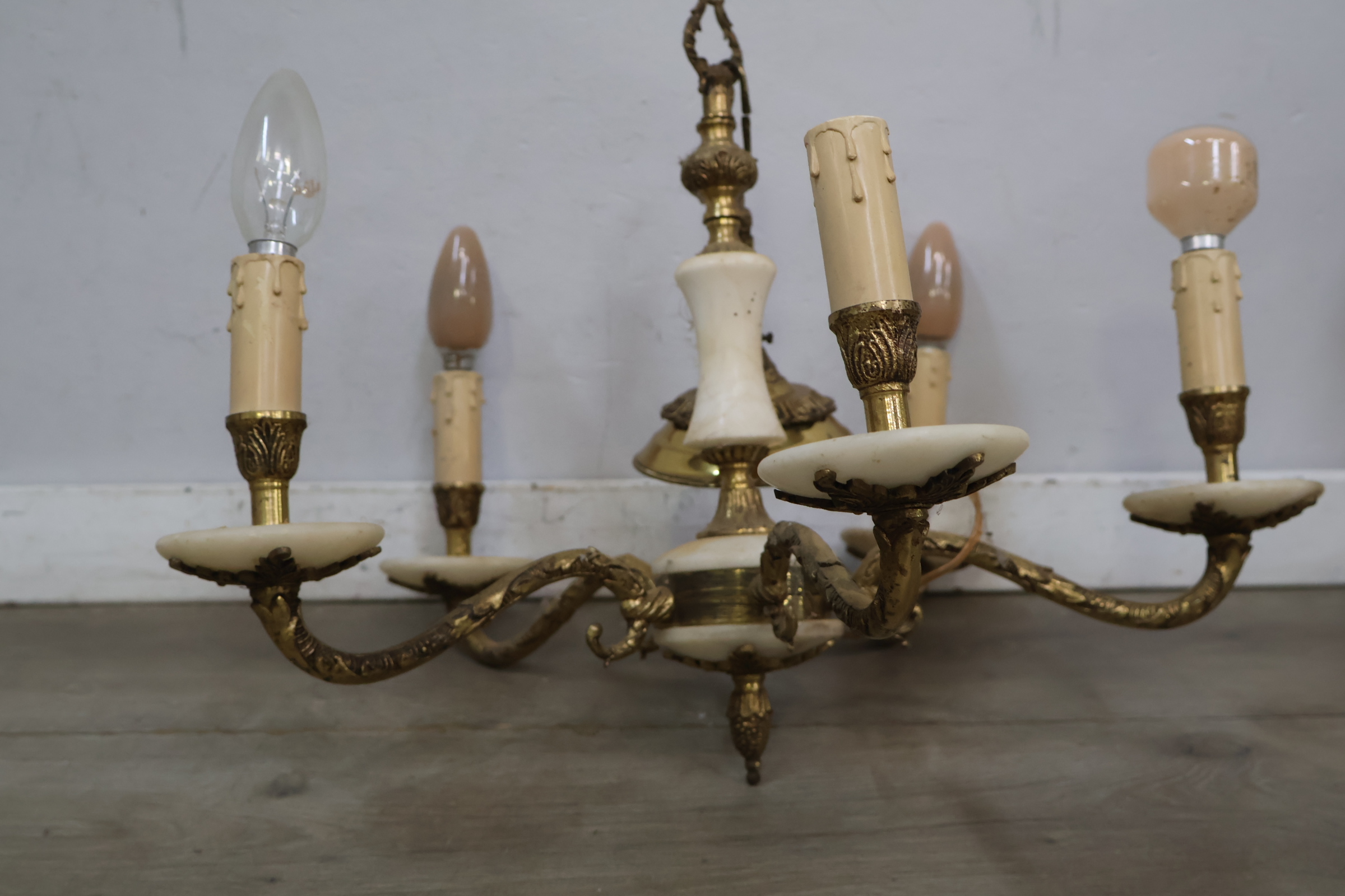 Klassieke zesarmige messing hanglamp – foto 9 – kavel bij GSD Auctions, Zoeterwoude
