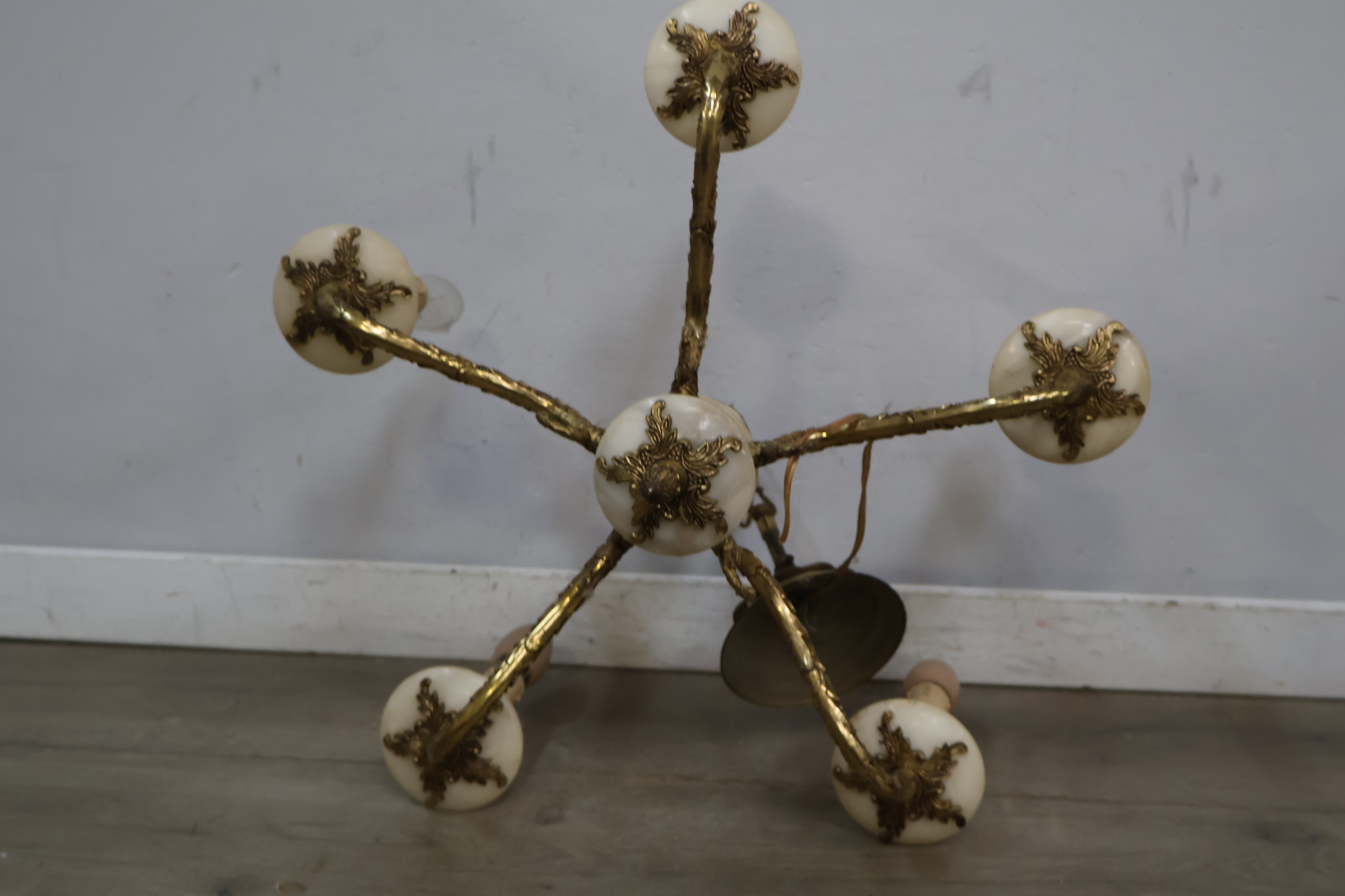 Klassieke zesarmige messing hanglamp – foto 10 – kavel bij GSD Auctions, Zoeterwoude