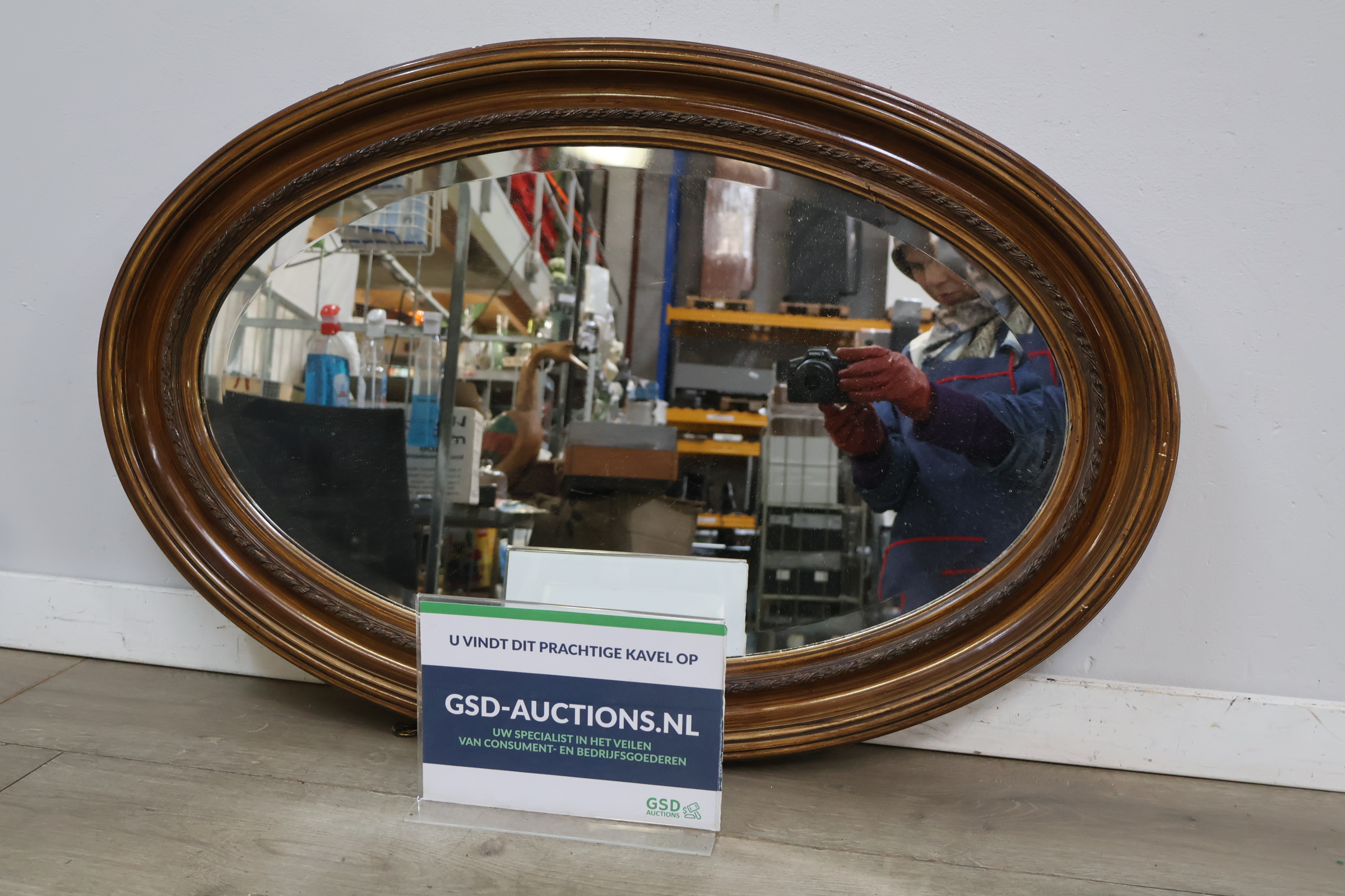 Ovale houten spiegel met sierlijke lijst – foto 2 – kavel bij GSD Auctions, Zoeterwoude