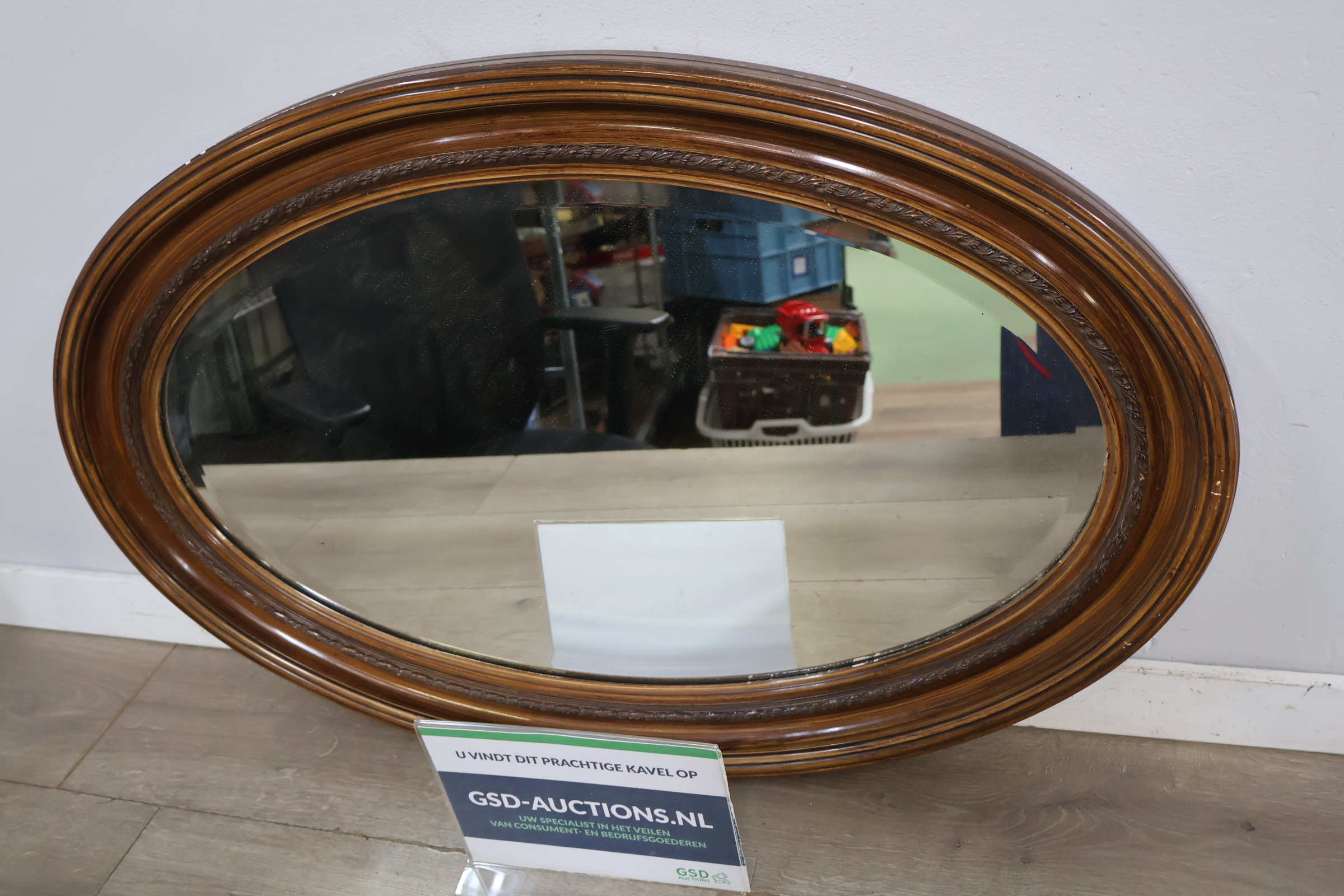Ovale houten spiegel met sierlijke lijst – foto 3 – kavel bij GSD Auctions, Zoeterwoude