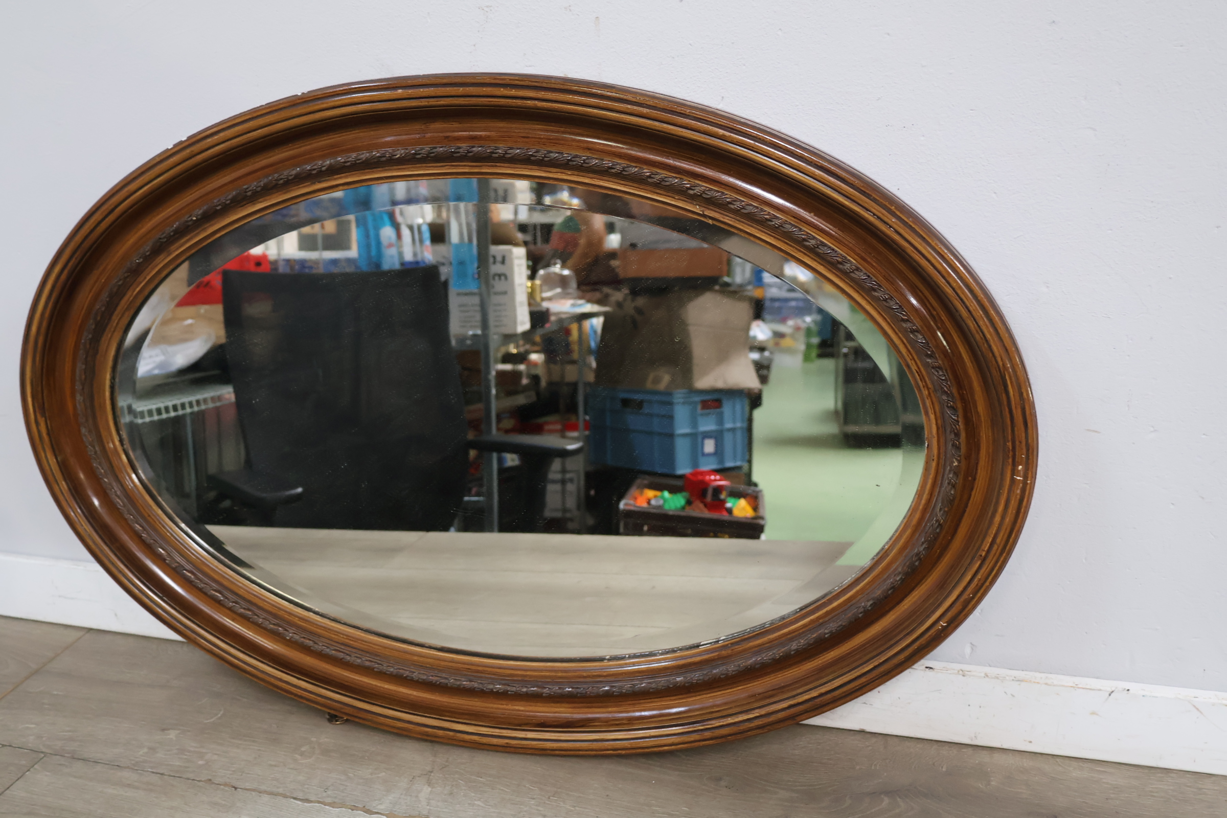 Ovale houten spiegel met sierlijke lijst – foto 4 – kavel bij GSD Auctions, Zoeterwoude