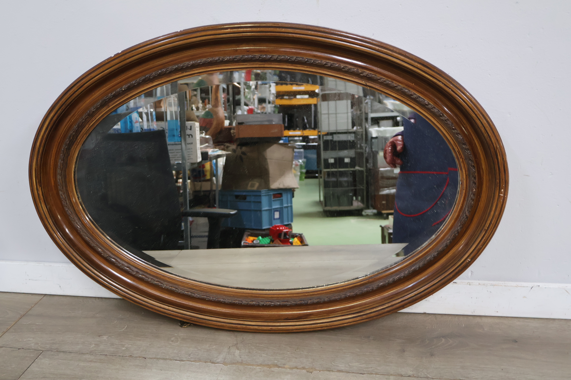 Ovale houten spiegel met sierlijke lijst – foto 5 – kavel bij GSD Auctions, Zoeterwoude