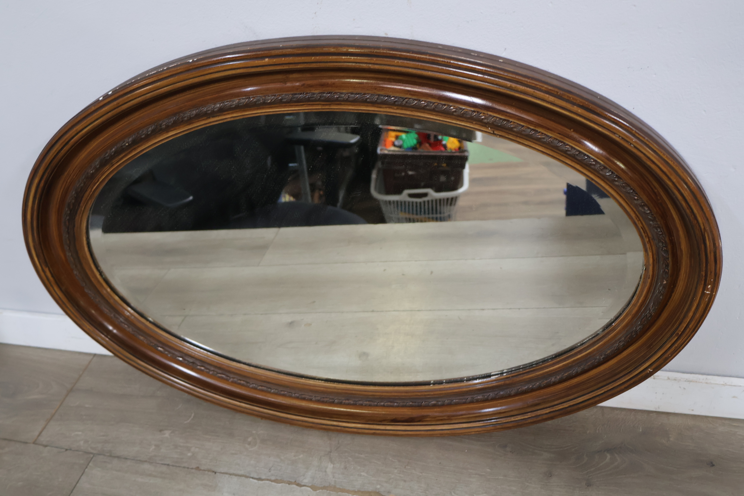 Ovale houten spiegel met sierlijke lijst – foto 7 – kavel bij GSD Auctions, Zoeterwoude