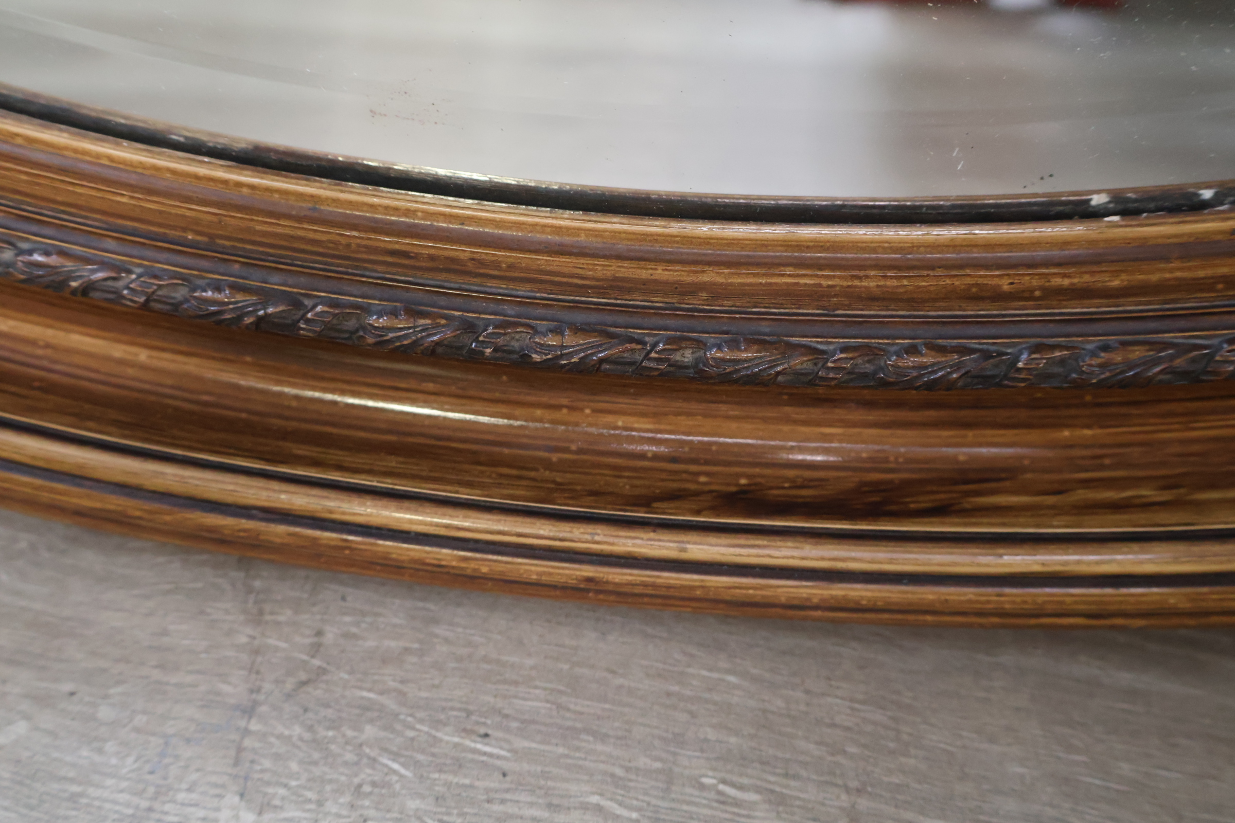 Ovale houten spiegel met sierlijke lijst – foto 8 – kavel bij GSD Auctions, Zoeterwoude