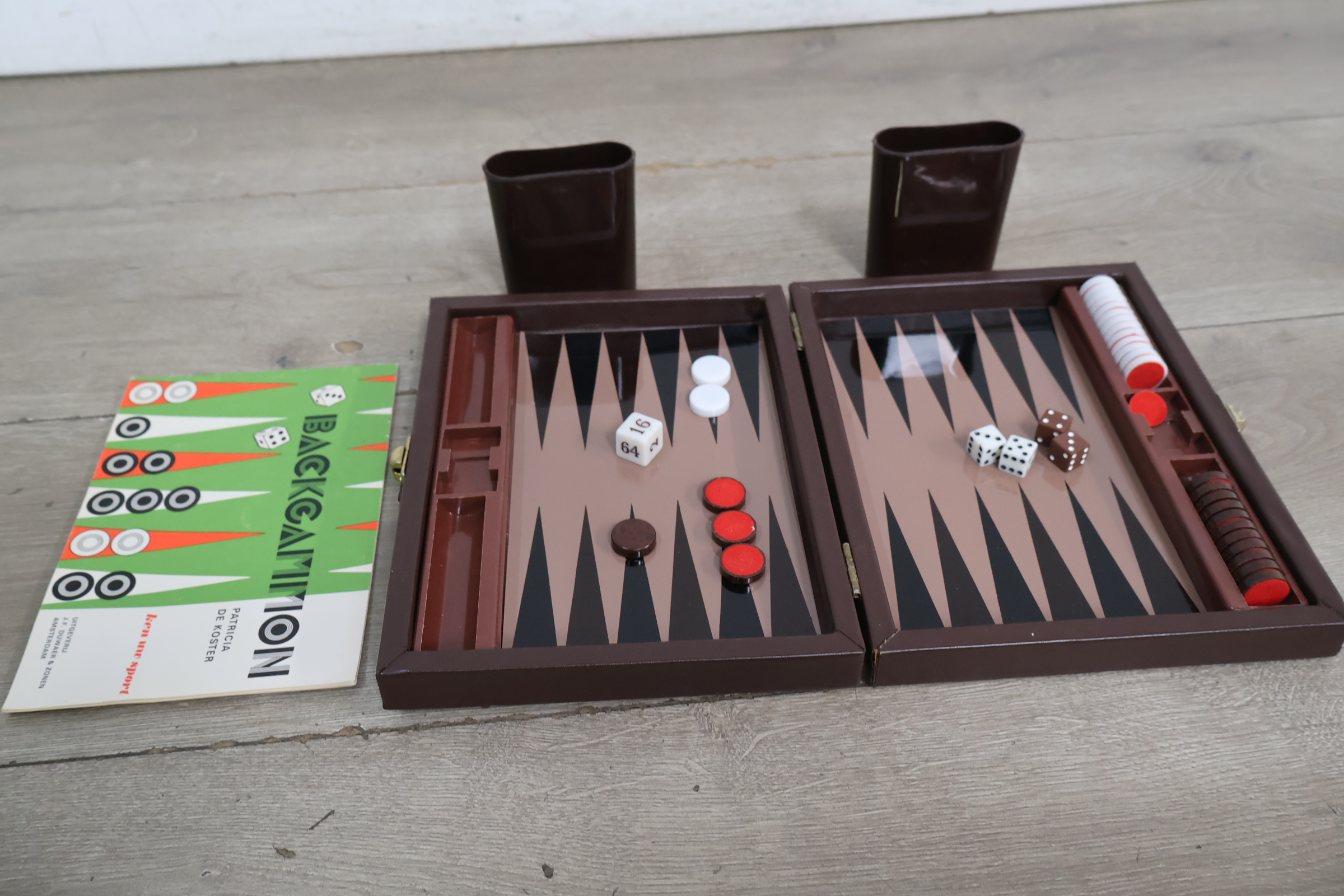 Backgammon spel in bruine opbergtas – foto 2 – kavel bij GSD Auctions, Zoeterwoude