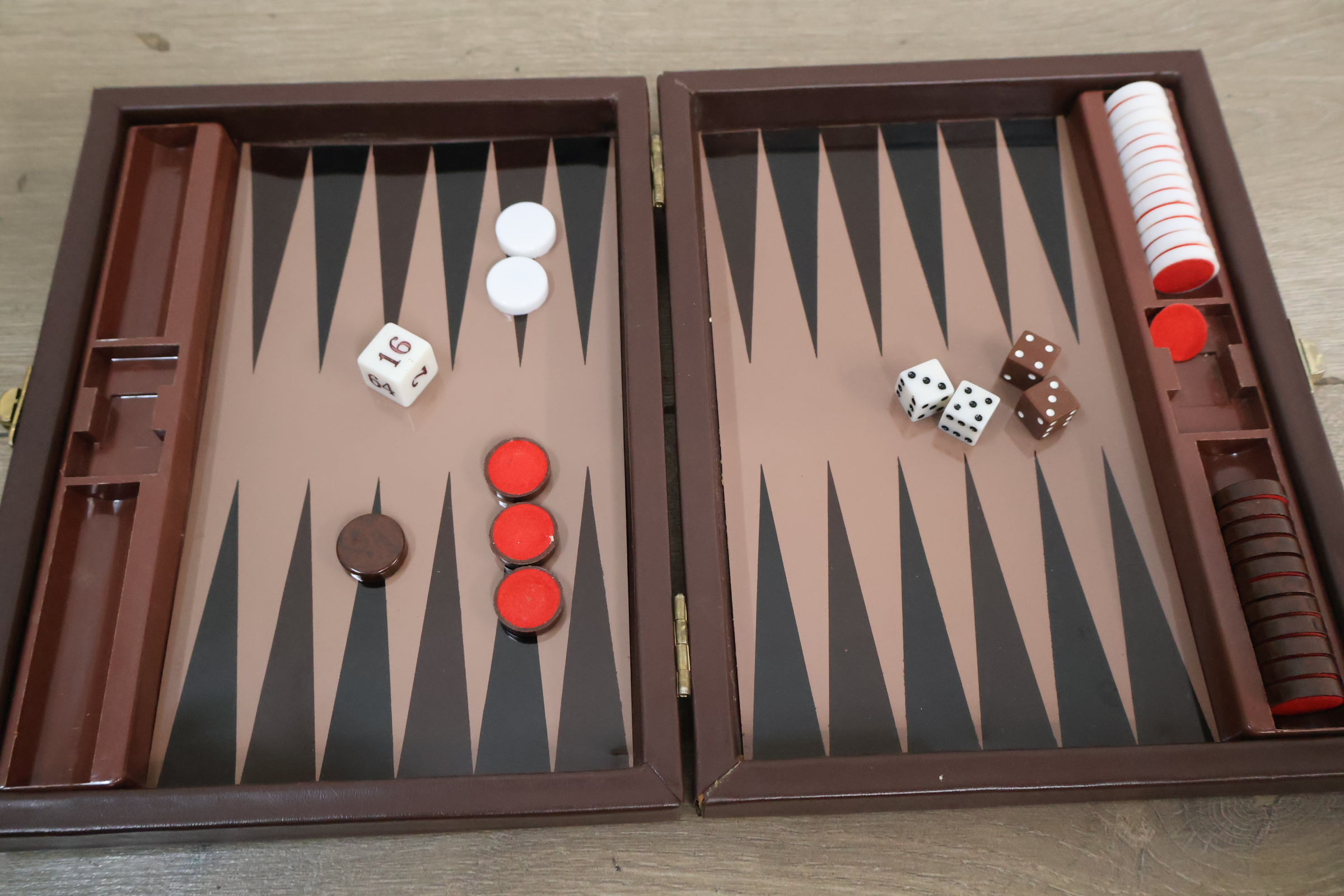Backgammon spel in bruine opbergtas – foto 5 – kavel bij GSD Auctions, Zoeterwoude