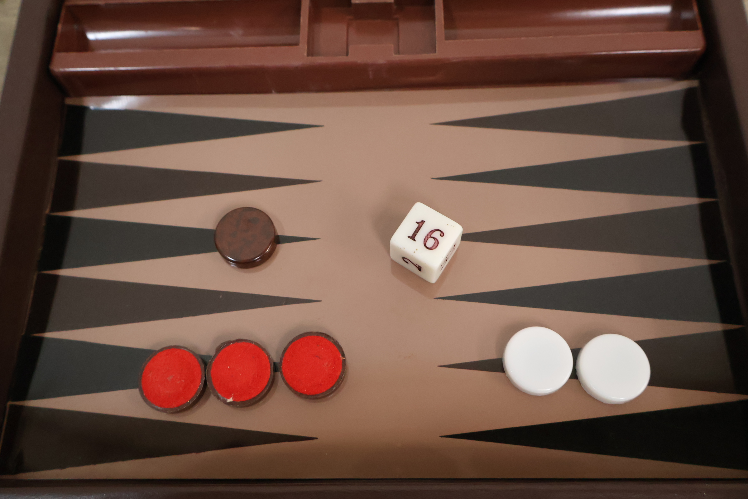 Backgammon spel in bruine opbergtas – foto 6 – kavel bij GSD Auctions, Zoeterwoude