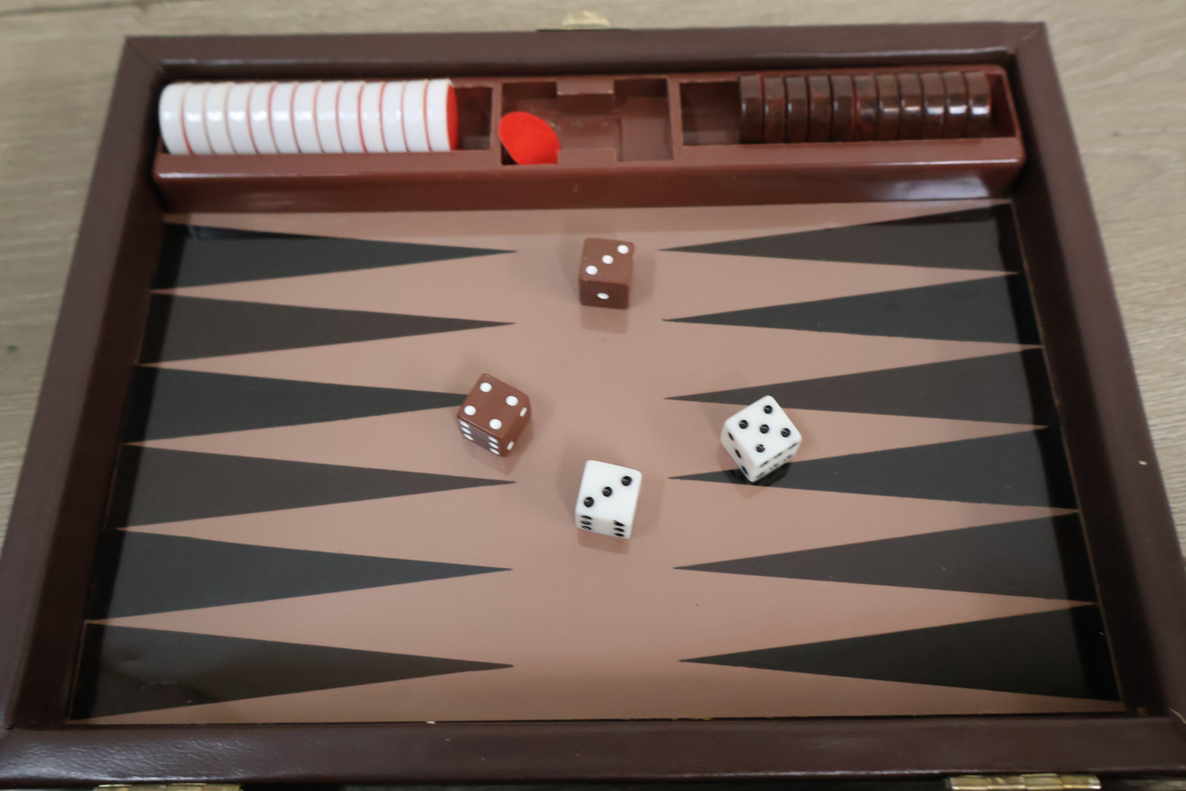 Backgammon spel in bruine opbergtas – foto 7 – kavel bij GSD Auctions, Zoeterwoude