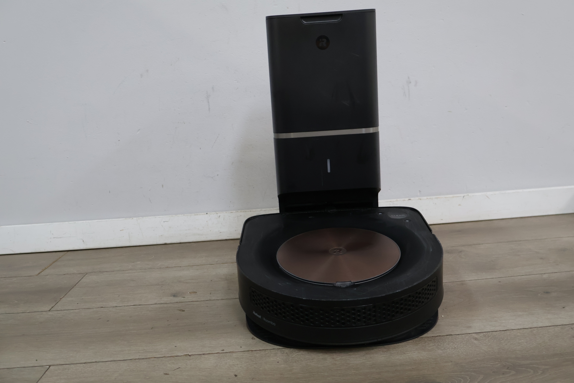 iRobot Roomba robotstofzuiger met oplaadstation – foto 3 – kavel bij GSD Auctions, Zoeterwoude
