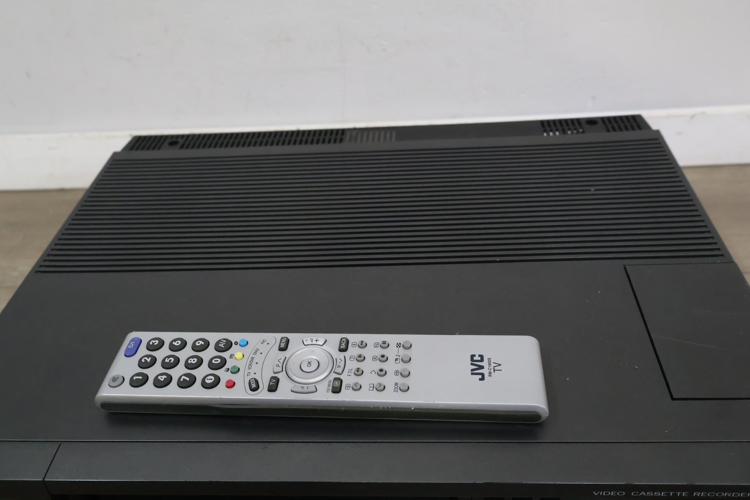 JVC Stereo VHS Video Cassette Recorder – foto 9 – kavel bij GSD Auctions, Zoeterwoude