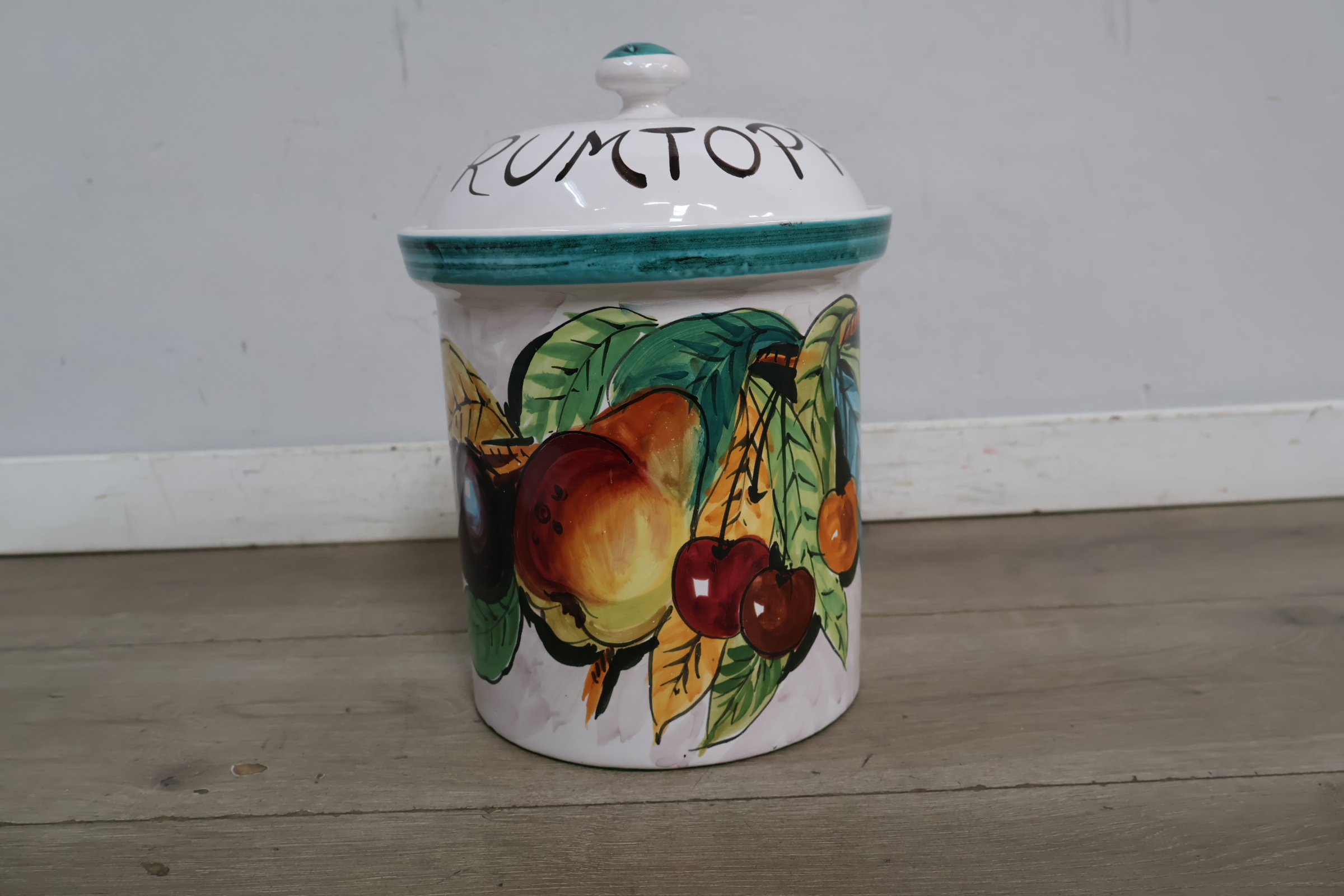 Grote keramische voorraadpot met fruitdecoratie – foto 3 – kavel bij GSD Auctions, Zoeterwoude