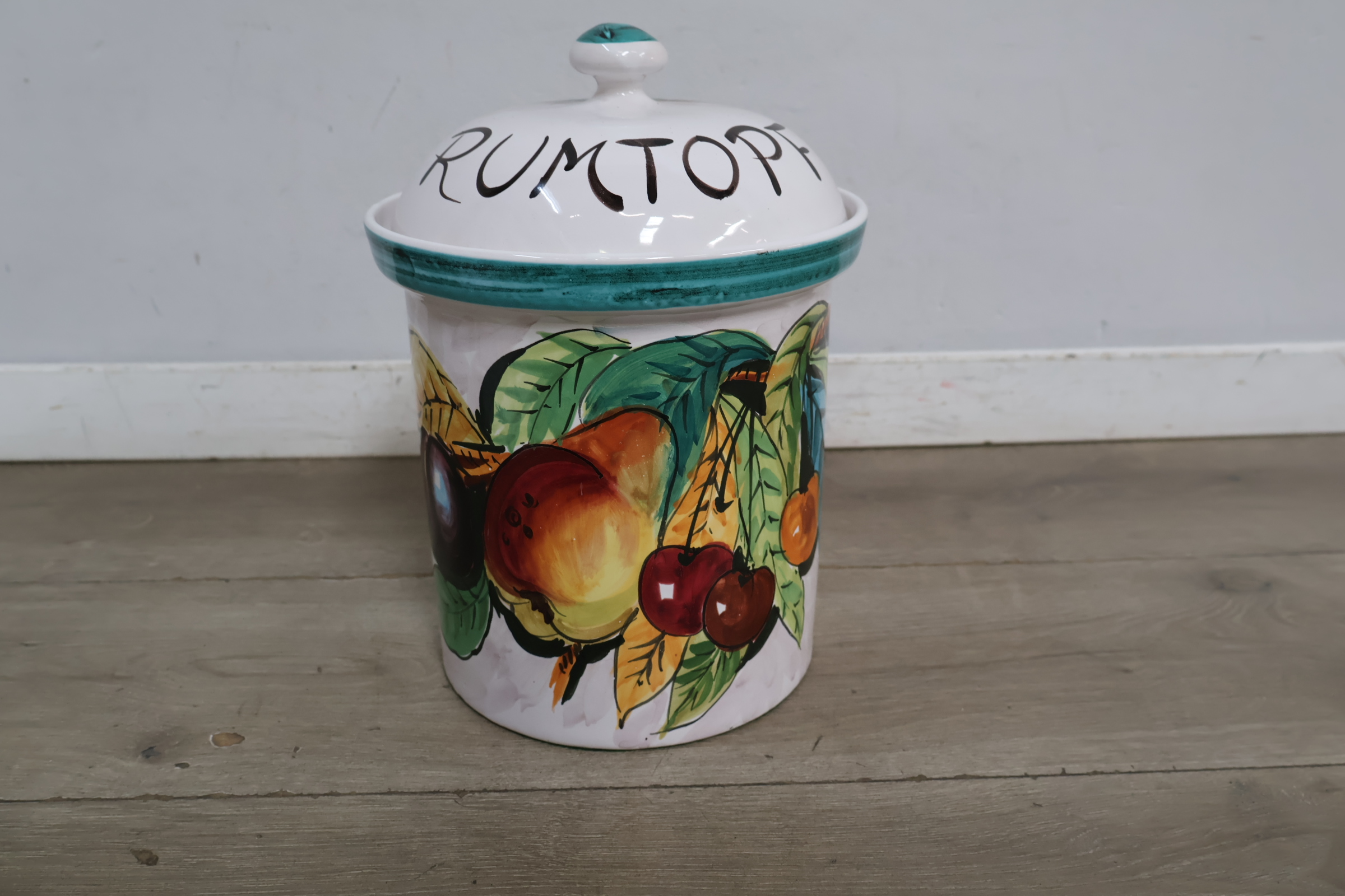 Grote keramische voorraadpot met fruitdecoratie – foto 4 – kavel bij GSD Auctions, Zoeterwoude
