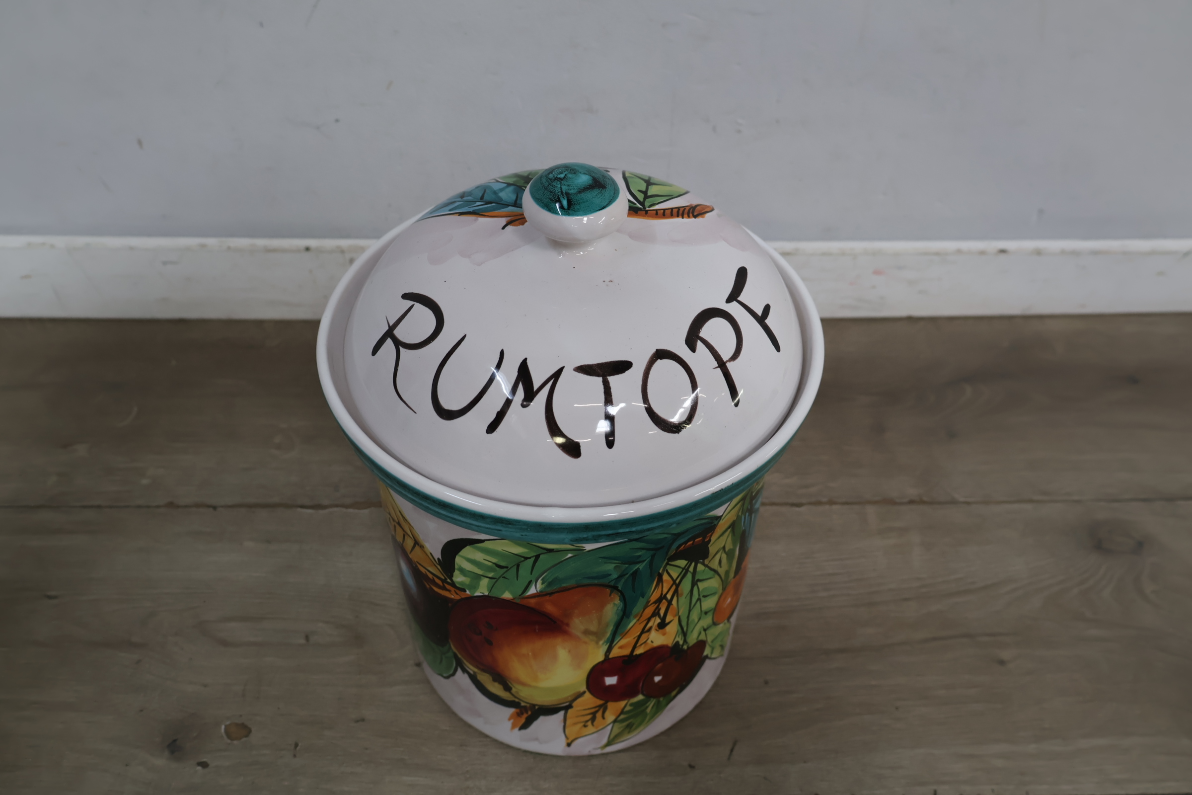 Grote keramische voorraadpot met fruitdecoratie – foto 6 – kavel bij GSD Auctions, Zoeterwoude