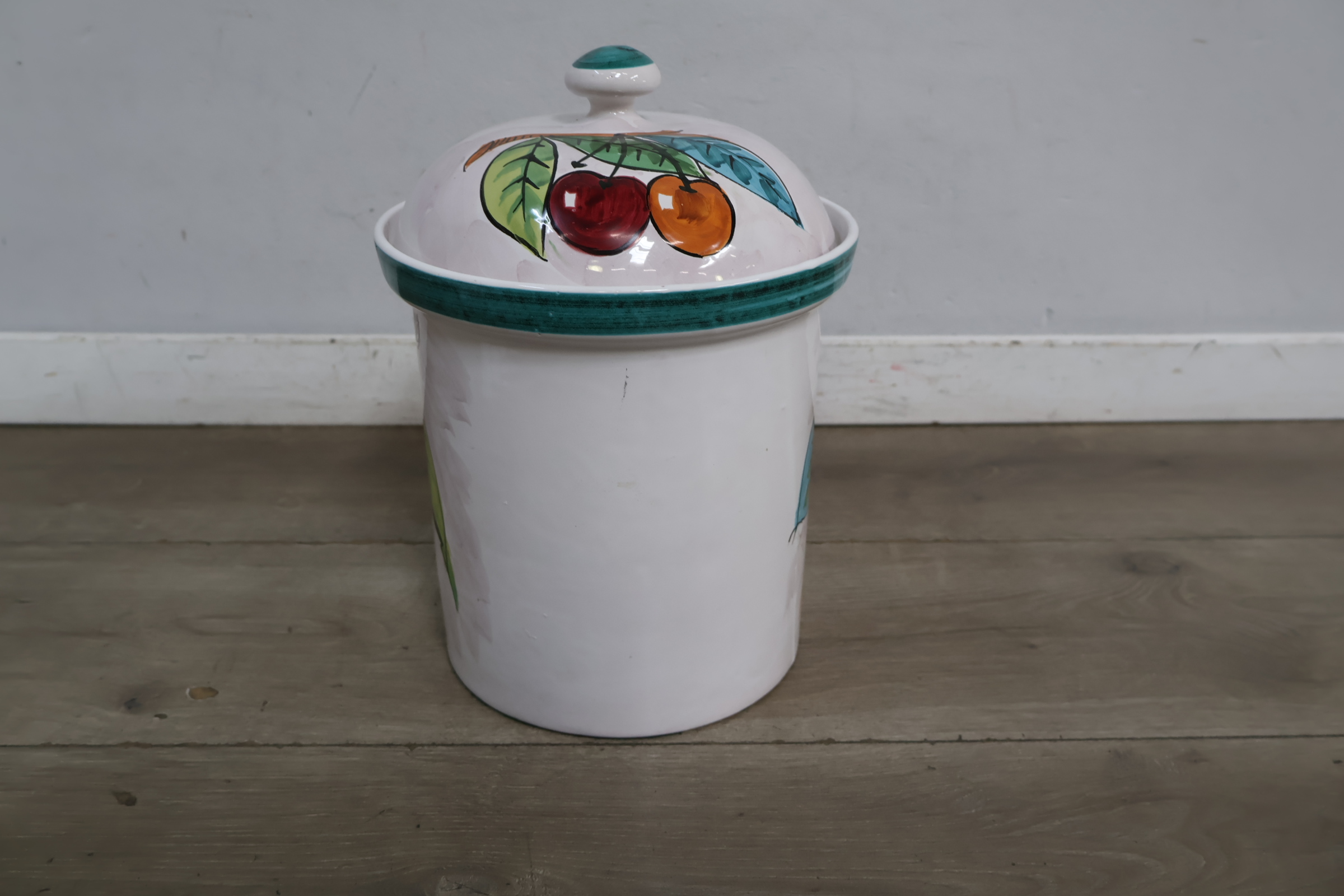 Grote keramische voorraadpot met fruitdecoratie – foto 8 – kavel bij GSD Auctions, Zoeterwoude